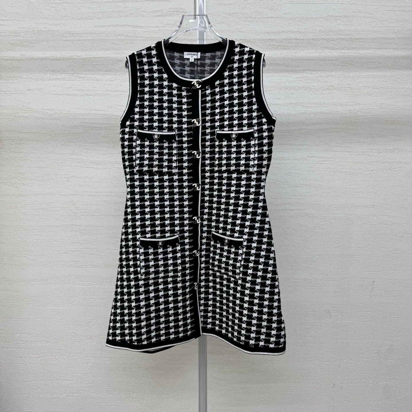 NO:792298,Supports exchange Chane*26 new knitted vest dress classic houndstooth jacquard soft waxy knitted skin-friendly and breathable small fragrance atmosphere round neck + metal double C buckle exquisite details hidden in every place simple and elegant four-pocket design practical and beautiful A-line version hides flesh and makes you look slimmer available now in two colors size 363840 real shot details, chanel, skirts,19860909支持换款Chane*26新款针织背心裙经典千鸟格提花 软糯针织亲肤透气 小香风氛围感拉满 圆领+金属双C扣 精致细节藏在每一处 简约又显贵 四口袋设计 实用与美感并存 A字版型藏肉显瘦 现货发售两色尺码363840实拍细节图,,chanel,skirts,,Women's clothing
