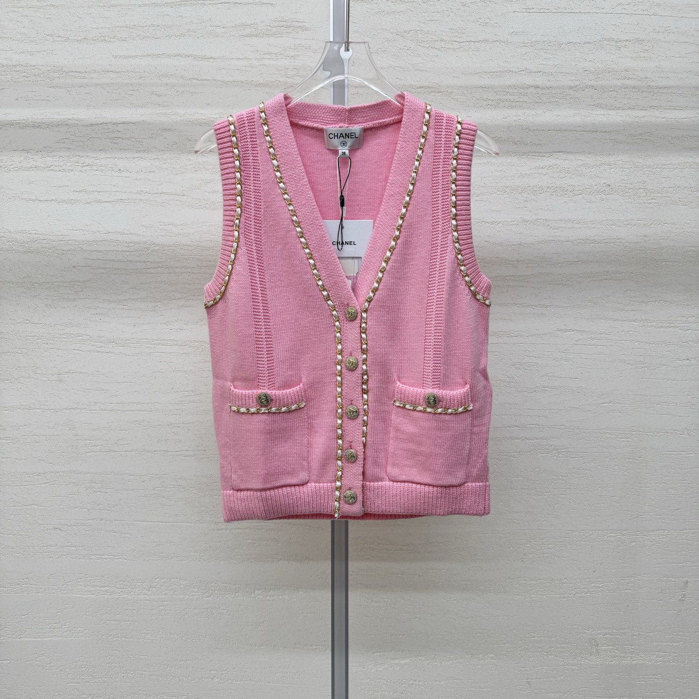 NO:793387,Supports exchange Chane*26 new knitted V-neck cardigan vest to modify the neckline, neat and slimming, gold and silver thread hemming, re-engraved essence of small fragrance, diamond button decoration, exquisite sparkle, enhance aura, double patch pocket design, practical yet elegant, available in two colors, available in stock, size 363840, real shot details,,chanel,19860909支持换款Chane*26新款针织V领开衫背心修饰颈线 利落显瘦 金银线锁边 复刻小香精髓 钻扣饰衣 精致闪耀 提升气场 双贴袋设计 实用不失优雅两色现货发售 尺码363840实拍细节图,,chanel,,Women's clothing