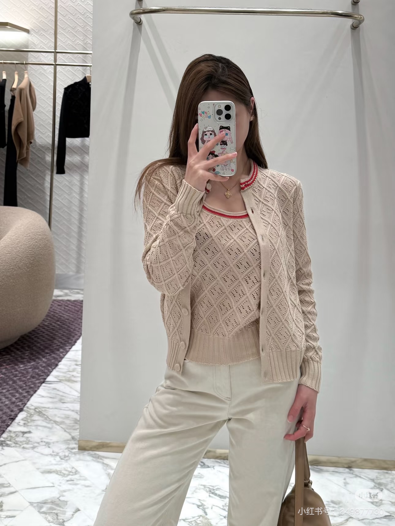 NO:797922,Fend*26 New Knitted Round Neck Cardigan Long Sleeve Diamond Hollow Knitted Texture Refreshing and Breathable Red and White Contrast Ribbed Collar Retro Age-Reducing Round Neck Single-Breasted Design Easy to Put on and Take Off Not Slimming Ready Available Size 363840,,fendi,19860909Fend*26新款针织圆领开衫长袖菱格镂空针织肌理 清爽透气 红白撞色罗纹领边 复古减龄 圆领单排扣设计 穿脱方便不挑身 现货发售尺码363840,,fendi,,Women's clothing