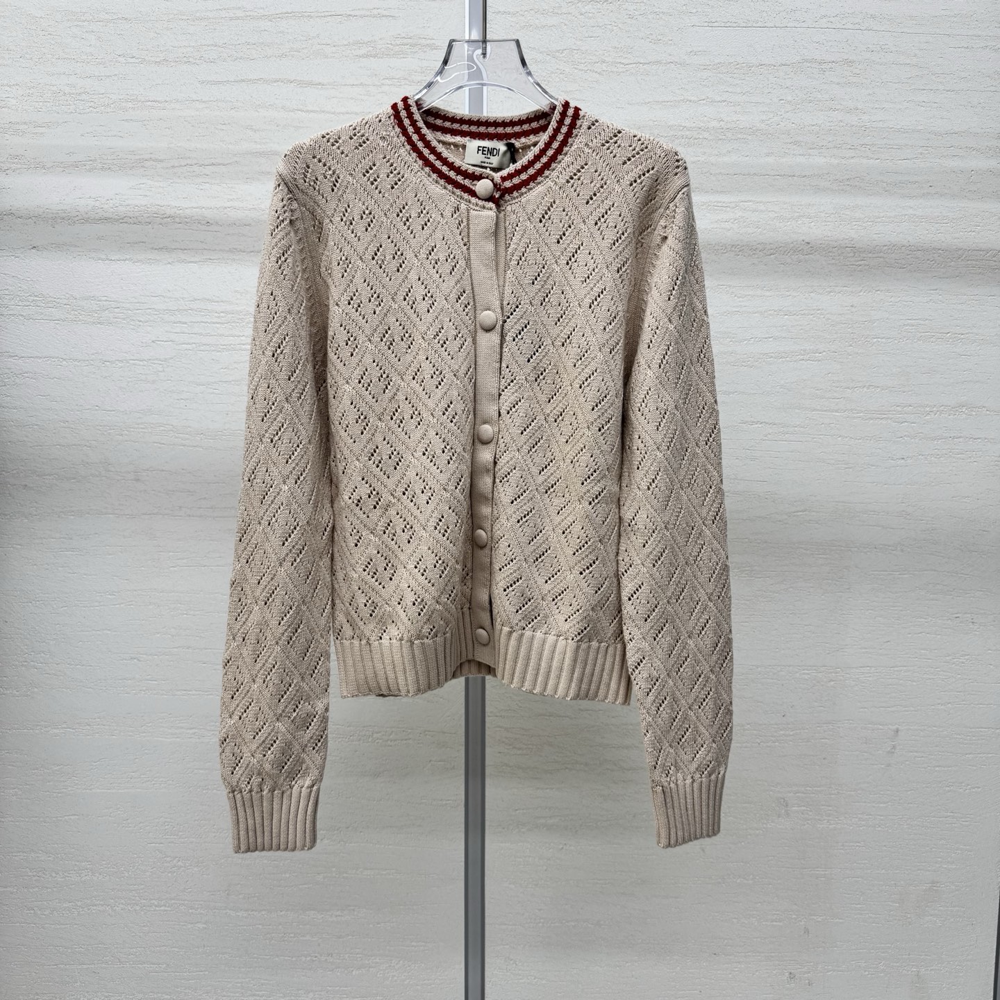 NO:797919,Supports exchange Fend*26 new knitted round neck cardigan with long sleeves and diamond hollow knitted texture. Refreshing and breathable. Red and white contrasting rib collar. Retro and age-reducing. Round neck single-breasted design. Easy to put on and take off without picking up. Ready for sale in size 363840, real shot details,,fendi,19860909支持换款Fend*26新款针织圆领开衫长袖菱格镂空针织肌理 清爽透气 红白撞色罗纹领边 复古减龄 圆领单排扣设计 穿脱方便不挑身 现货发售尺码363840实拍细节图,,fendi,,Women's clothing