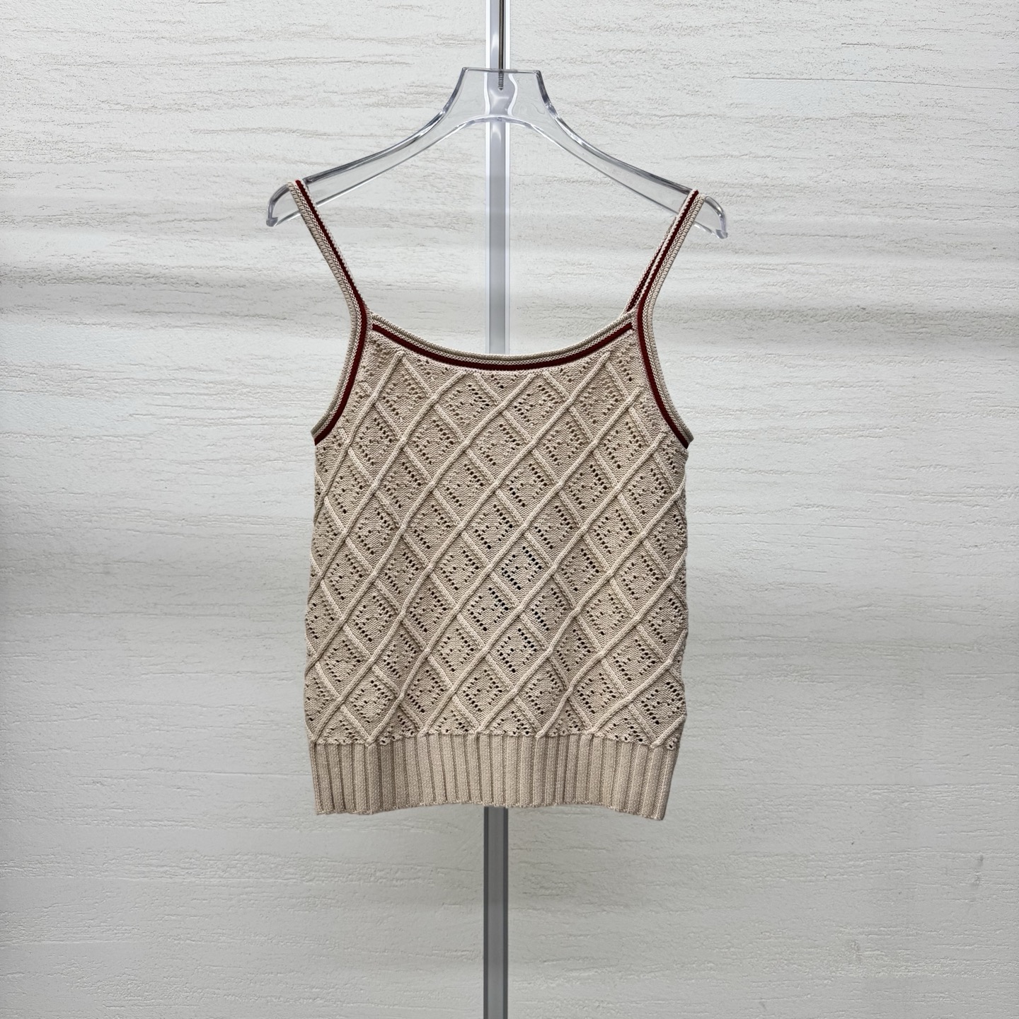 NO:797915,Supports replacement of Fend*26 new knitted camisole, retro rhombus hollow knit, breathable and slimming, red edge contrasting shoulder straps, embellished with a sense of vitality, square collar to modify the neck and shoulders, neatly showing the clavicle, ready for sale, size 363840, real shot details,,fendi,19860909支持换款Fend*26新款针织吊带背心复古菱格镂空针织 透气显瘦 红边撞色肩带 点缀活力感 方领修饰颈肩 利落显锁骨 现货发售尺码363840实拍细节图,,fendi,,Women's clothing