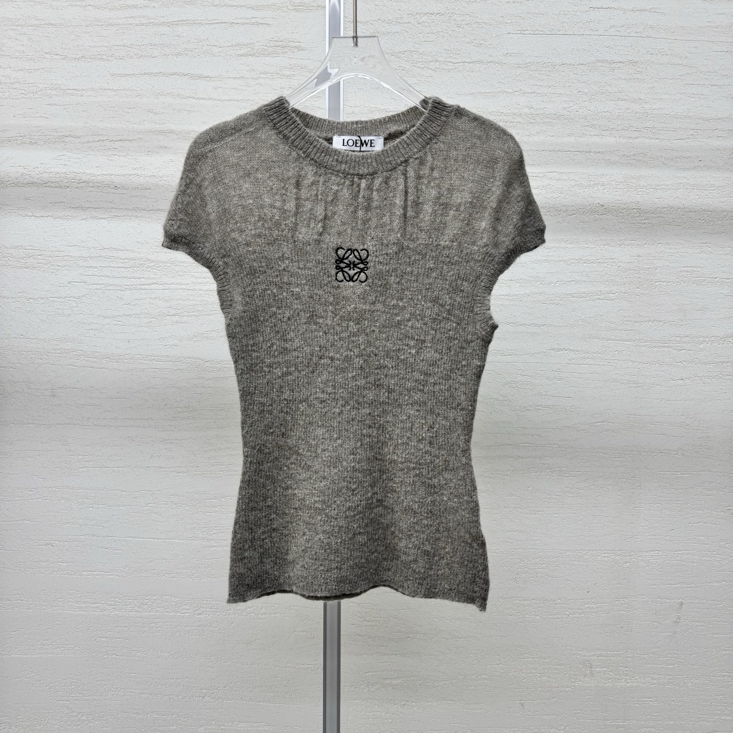 NO:797911,Supports replacement of LOEW*26 new knitted round neck short sleeves soft waxy mohair blend, skin-friendly and breathable, round neck + chest pleat design, modified shoulder and neck lines, chest embroidered logo, low-key and delicate, slightly transparent texture, gentle and layered, two colors available for sale, size SML real shot details,, loewe, T-shirt,19860909支持换款LOEW*26新款针织圆领短袖软糯马海毛混纺 亲肤透气 圆领+胸前褶皱设计 修饰肩颈线条 胸口刺绣logo 低调精致 微透肌理感 温柔又有层次两色现货发售 尺码SML实拍细节图,,loewe,T-shirt,,Women's clothing