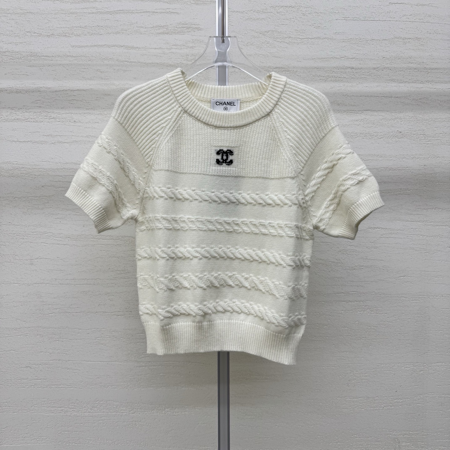 NO:797909,Supports exchange Chane*26 new knitted round neck short sleeves three-dimensional cable texture, soft and skin-friendly, double C logo on the chest, low-key and noble, versatile white, suitable for commuting/leisure, ready for sale, size 363840, real shot details,, chanel, T-shirt,19860909支持换款Chane*26新款针织圆领短袖立体绞花肌理 软糯亲肤 胸前双C标识 低调显贵 百搭白色 通勤/休闲都合适 现货发售尺码363840实拍细节图,,chanel,T-shirt,,Women's clothing