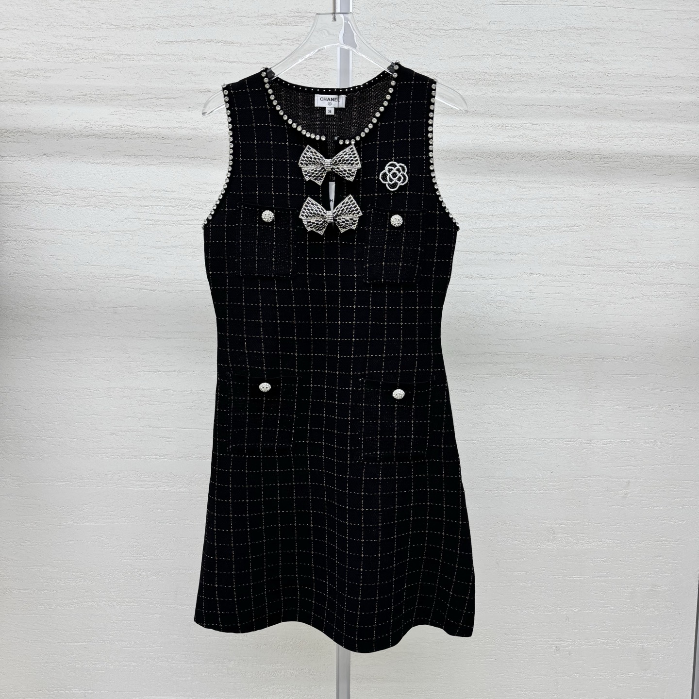NO:797901,Supports exchange. Chane*26 new knitted vest dress with classic plaid texture. Exquisite little fragrance. Bow pin is detachable. Pearl edging + rhinestone buttons. Exquisite details. Sleeveless A-line version. Modifies body shape and hides the flesh. The bow on the chest is decorated with camellias as a finishing touch. Available now in two colors, size 363840, real shot details, chanel, skirts,19860909支持换款Chane*26新款针织背心连衣裙经典格纹织纹 精致小香风 蝴蝶结别针可拆卸.珍珠镶边+水钻纽扣 细节显贵 无袖A字版型 修饰身形藏肉 胸前蝴蝶结山茶花装饰点睛精致 现货发售两色尺码363840实拍细节图,,chanel,skirts,,Women's clothing