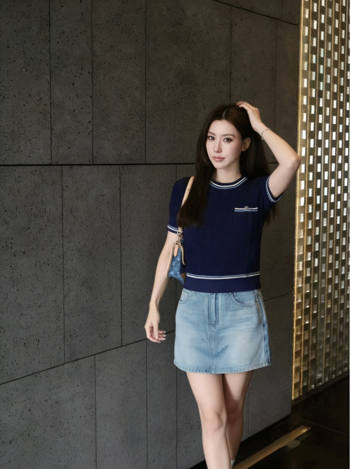 NO:797899,Chane*26 new summer style knitted round neck short-sleeved fabric has a texture that is three-dimensional and full, with a sophisticated atmosphere. It is soft and firm against the skin. The contrasting colors are elegant, simple and noble. The small chest pocket is embellished with the brand's iconic metal. It is easy to grasp the French sophistication. Combining classic and fashionable, wearing it is low-key elegance ~ 2 colors available now, size 363840, chanel, T-shirt,19860909Chane*26夏季新款针织圆领短袖面料肌理感 立体饱满 自带精致氛围 贴肤柔软又有挺括度 撞色优雅简约又显贵 胸前小口袋点缀品牌标志性金属 轻松拿捏法式精致感 把经典与时髦融合穿上就是低调的贵气~2色现货发售尺码363840,,chanel,T-shirt,,Women's clothing