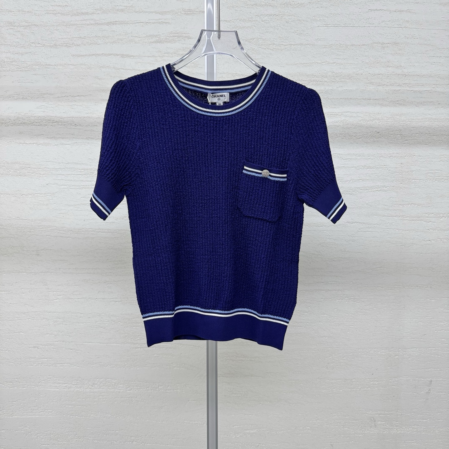 NO:797897,Supports exchange of Chane*26 new summer knitted round neck short-sleeved fabric texture. It is three-dimensional and full. It has a refined atmosphere. It is soft and firm against the skin. The contrasting color is elegant, simple and noble. The small chest pocket is embellished with the brand's iconic metal. It is easy to grasp the French sophistication. The fusion of classic and fashion is a low-key elegance~ 2 colors available on sale, size 363840, real shot details, chanel, T-shirt,19860909支持换款Chane*26夏季新款针织圆领短袖面料肌理感 立体饱满 自带精致氛围 贴肤柔软又有挺括度 撞色优雅简约又显贵 胸前小口袋点缀品牌标志性金属 轻松拿捏法式精致感 把经典与时髦融合穿上就是低调的贵气~2色现货发售尺码363840实拍细节图,,chanel,T-shirt,,Women's clothing