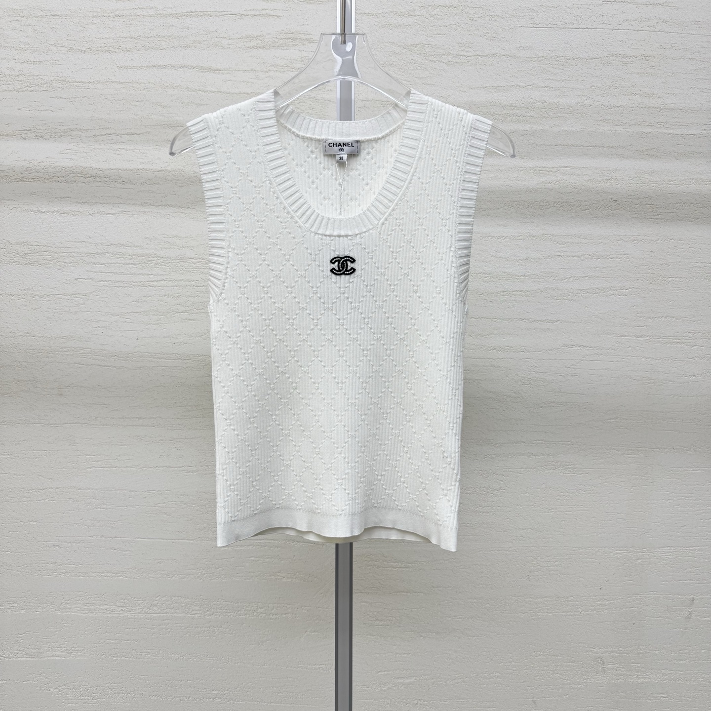 NO:797912,Supports replacement Chane*26 new knitted vest with high crater strips, close to the body but not tight, round neck + ribbed edges, neatly showing the neck line, rhinestone double C logo on the chest, low-key and sparkling, sleeveless version in two colors, ready for sale, size 363840, real shot details,,chanel,19860909支持换款Chane*26新款针织背心高弹坑条针织 贴身不紧绷 圆领+罗纹收边 利落显脖颈线条 胸前水钻双C标识 低调闪耀 无袖版型两色 现货发售尺码363840实拍细节图,,chanel,,Women's clothing