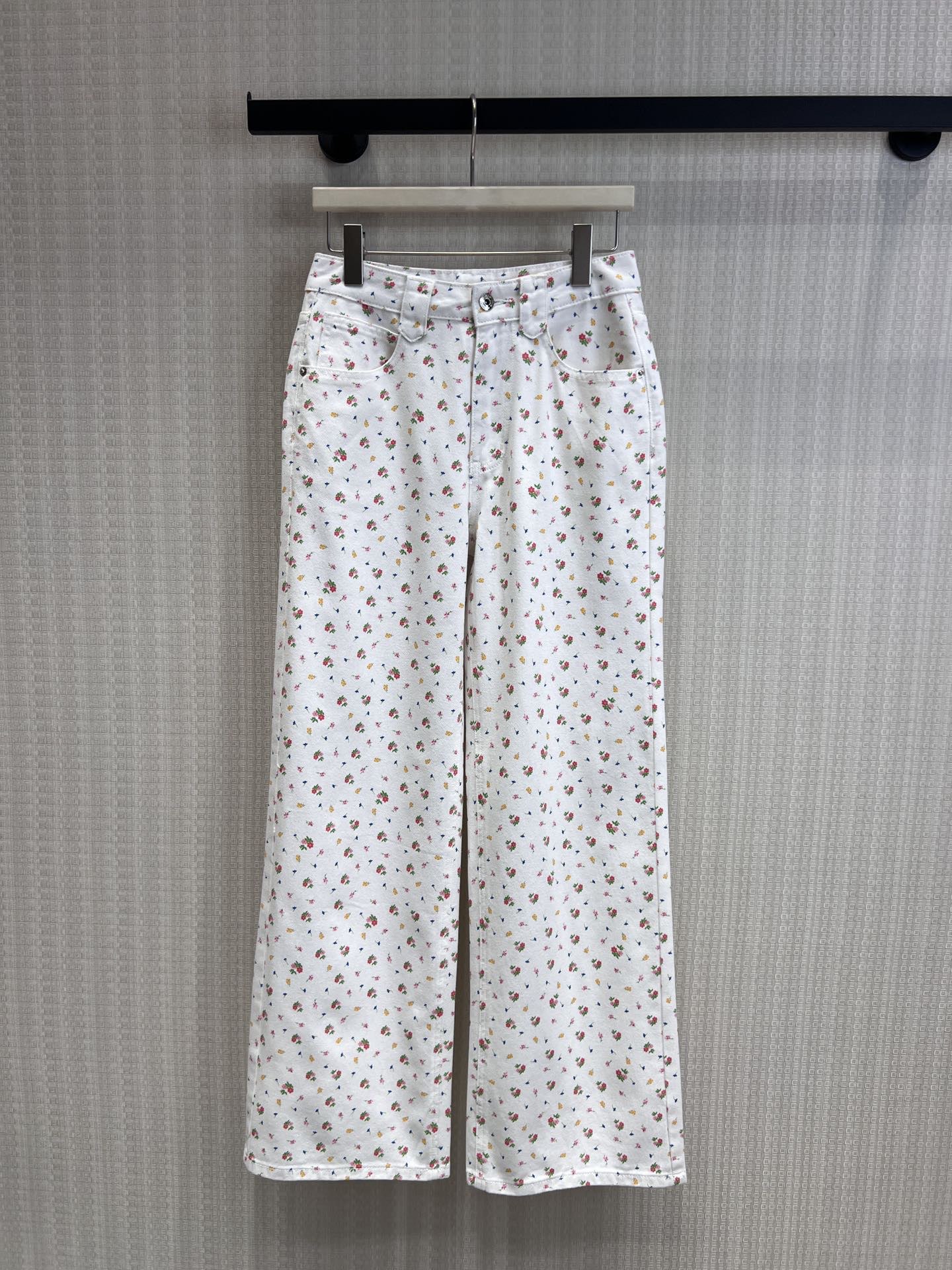 NO:795755,Support exchange item number 260330mium**26Ss early spring new style small floral denim trousers丨Exclusive high-end version!  The off-white background is lined with fine floral clusters, and the leather tag on the back waist + small hardware logo are embellished. The straight-leg casual pants with a super straight shape can reflect the casual elegance no matter they are paired with any top. They can be easily worn with everything. They are all-purpose pants suitable for dating and commuting in the spring. Wear the freshness and romance of spring on your body. Ready-made S/M/L real shot details, miumiu,19860909支持换款货号260330mium**26Ss早春新款 小碎花牛仔长裤丨独家高版出品！米白底色衬着细碎花簇,后腰皮牌+小五金标点缀,板型超级正的休闲感直筒休闲裤型无论搭配任何上衣都可体现休闲风优雅感,搭配所有都能轻松hold住,是开春约会、通勤都适配的万能裤裤 把春日的清新与浪漫穿在身上.现货发售S/M/L实拍细节图,,miumiu,,Women's clothing