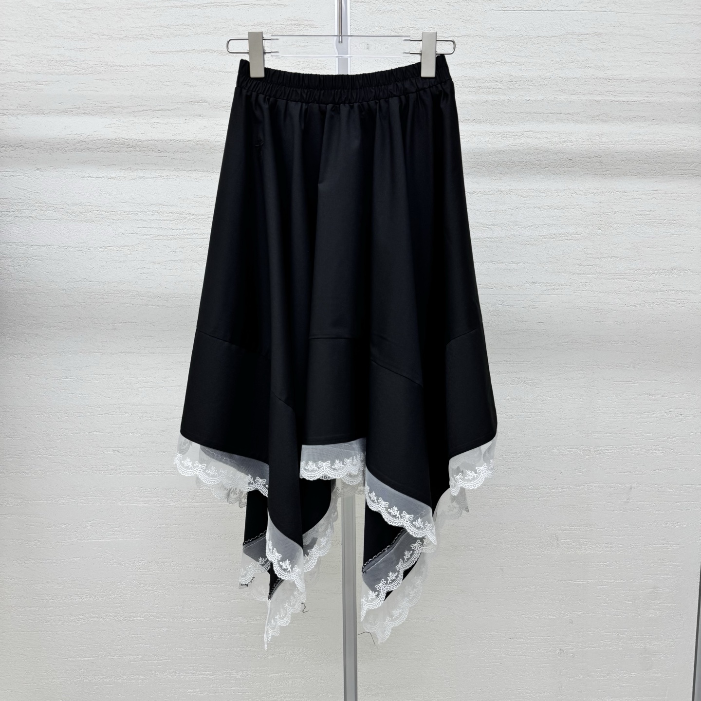NO:797873,Support exchange Di*26Ss early spring new style irregular lace skirt丨exclusively developed by yb!  Top quality production!  The iconic little bee embroidery is used as the punch point to show the brand atmosphere. The deconstructed aesthetics of irregular splicing and tailoring reshape the commuter wardrobe. The crisp cotton fabric is irregularly spliced ​​with lace and the contrasting edge hem shows a sense of flow when walking. The minimalist color matching and neat tailoring have both a sense of relaxation and high-end. It is suitable for shirts, sweaters and other tops. It is the core item to create a minimalist atmosphere in early spring. Two colors are on sale in stock, S/M/L, real shot details, skirts, shirts,19860909支持换款Di*26Ss早春新款 不规则蕾丝边半身裙丨独家yb开发！顶级高版出品！以标志性小蜜蜂刺绣为戳点尽显品牌气息 不规则拼接剪栽解构美学重塑通勤衣橱.挺括棉质面料不规则拼接蕾丝撞色边下摆行走间尽显流动感.极简配色与利落剪裁兼具松弛感与高级感,适配衬衫、针织衫等多种上衣,是早春打造极简氛围感的核心单品.两色现货发售S/M/L实拍细节图,,skirts,shirts,,Women's clothing
