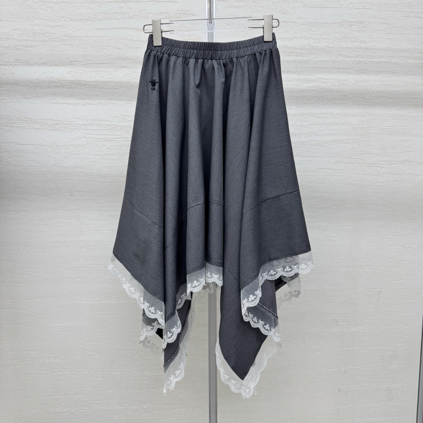 NO:797867,Support exchange Di*26Ss early spring new style irregular lace skirt丨exclusively developed by yb!  Top quality production!  The iconic little bee embroidery is used as the punch point to show the brand atmosphere. The deconstructed aesthetics of irregular splicing and tailoring reshape the commuter wardrobe. The crisp cotton fabric is irregularly spliced ​​with lace and the contrasting edge hem shows a sense of flow when walking. The minimalist color matching and neat tailoring have both a sense of relaxation and high-end. It is suitable for shirts, sweaters and other tops. It is the core item to create a minimalist atmosphere in early spring. Two colors are on sale in stock, S/M/L, real shot details, skirts, shirts,19860909支持换款Di*26Ss早春新款 不规则蕾丝边半身裙丨独家yb开发！顶级高版出品！以标志性小蜜蜂刺绣为戳点尽显品牌气息 不规则拼接剪栽解构美学重塑通勤衣橱.挺括棉质面料不规则拼接蕾丝撞色边下摆行走间尽显流动感.极简配色与利落剪裁兼具松弛感与高级感,适配衬衫、针织衫等多种上衣,是早春打造极简氛围感的核心单品.两色现货发售S/M/L实拍细节图,,skirts,shirts,,Women's clothing