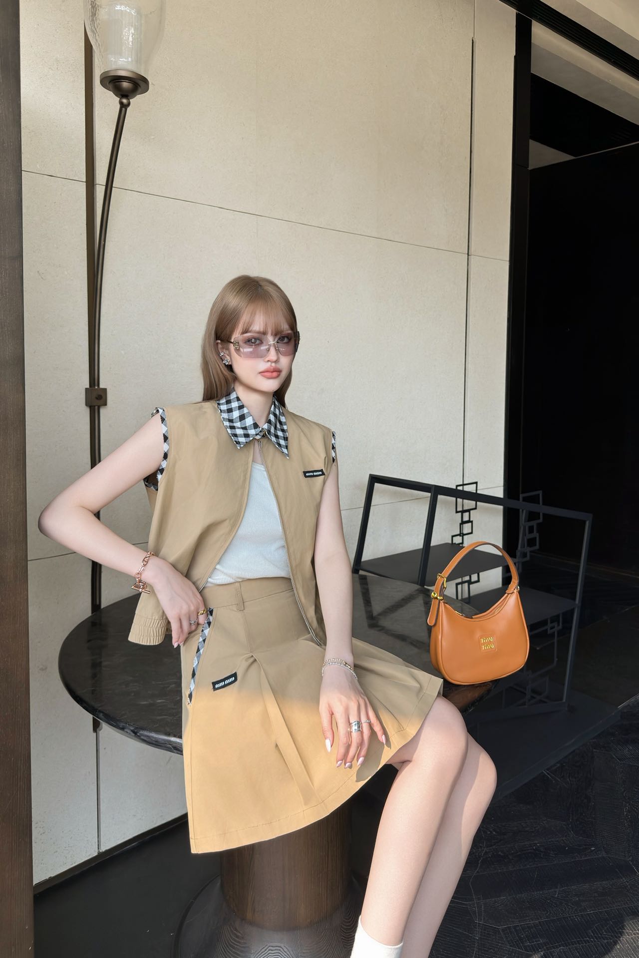 NO:797893,Mi* 26Ss early spring new style micro-label embroidered collar vest and skirt suit | Exclusively developed by yb!  Top quality production!  The classic plaid lapel with zipper design modifies the neck line and makes it more neat; the collar plaid echoes the pocket plaid of the same color on the skirt up and down, and the details are all high-end. The khaki color is gentle and healing, and it looks great when worn alone or layered. It is the best choice for creating an atmospheric look in early spring. Available now in S/M/L, skirts,19860909Mi* 26Ss早春新款 微标刺绣衬领马甲半裙套装丨独家yb开发！顶级高版出品！经典格纹翻领搭配拉链设计,修饰脖颈线条更显利落；领口格纹与半裙同色系口袋格纹上下呼应,细节处尽显高级.卡其色温柔治愈,单穿叠穿皆出彩,是早春打造氛围感造型的不二之选.现货发售S/M/L,,skirts,,Women's clothing