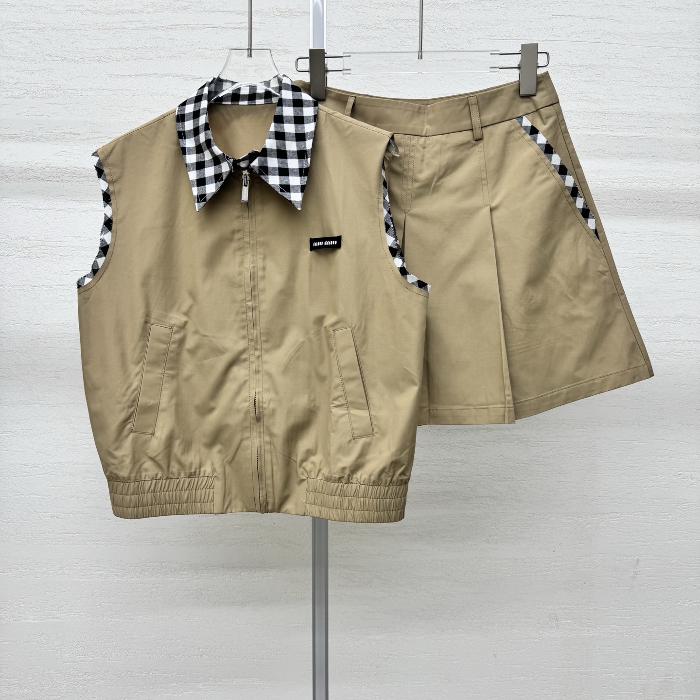 NO:797890,Support exchange Mi* 26Ss early spring new style micro-label embroidered collar vest and skirt suit丨Exclusively developed by yb!  Top quality production!  The classic plaid lapel with zipper design modifies the neck line and makes it more neat; the collar plaid echoes the pocket plaid of the same color on the skirt up and down, and the details are all high-end. The khaki color is gentle and healing, and it looks great when worn alone or layered. It is the best choice for creating an atmospheric look in early spring. Ready-made S/M/L real shot details, skirts,19860909支持换款Mi* 26Ss早春新款 微标刺绣衬领马甲半裙套装丨独家yb开发！顶级高版出品！经典格纹翻领搭配拉链设计,修饰脖颈线条更显利落；领口格纹与半裙同色系口袋格纹上下呼应,细节处尽显高级.卡其色温柔治愈,单穿叠穿皆出彩,是早春打造氛围感造型的不二之选.现货发售S/M/L实拍细节图,,skirts,,Women's clothing