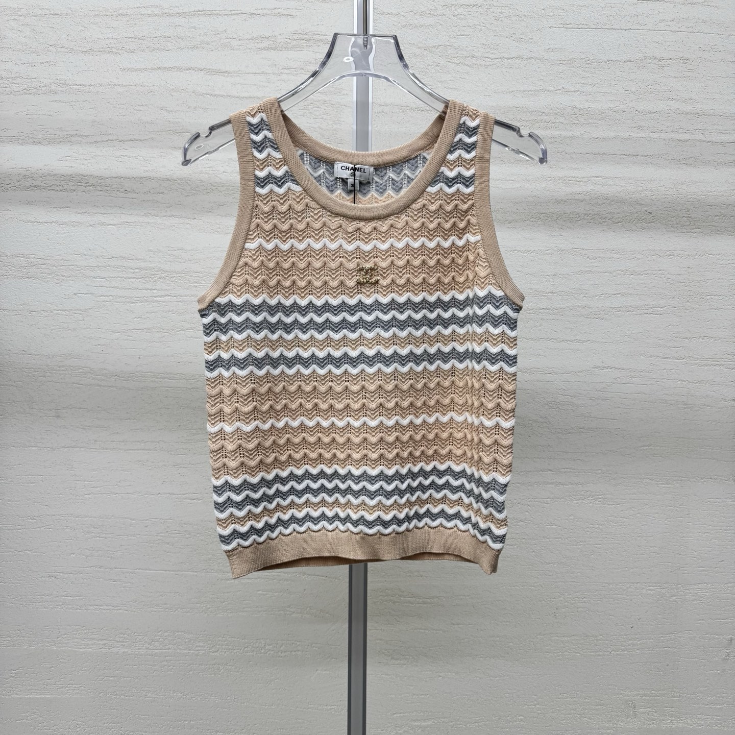NO:797906,Supports exchange. Cha*26 new knitted vest with three-dimensional waves has its own texture. Double C logo on the chest. Simple and recognizable. Breathable knitted fabric. Friendly stripe contrasting color design for spring and summer. Visually more neat two colors. Available now in size 363840,,19860909支持换款 Cha*26新款针织背心立体波浪自带肌理感 胸前双C标识 简约有辨识度 透气针织面料 春夏季节友好条纹撞色设计 视觉上更显利落两色 现货发售尺码363840,,,Women's clothing
