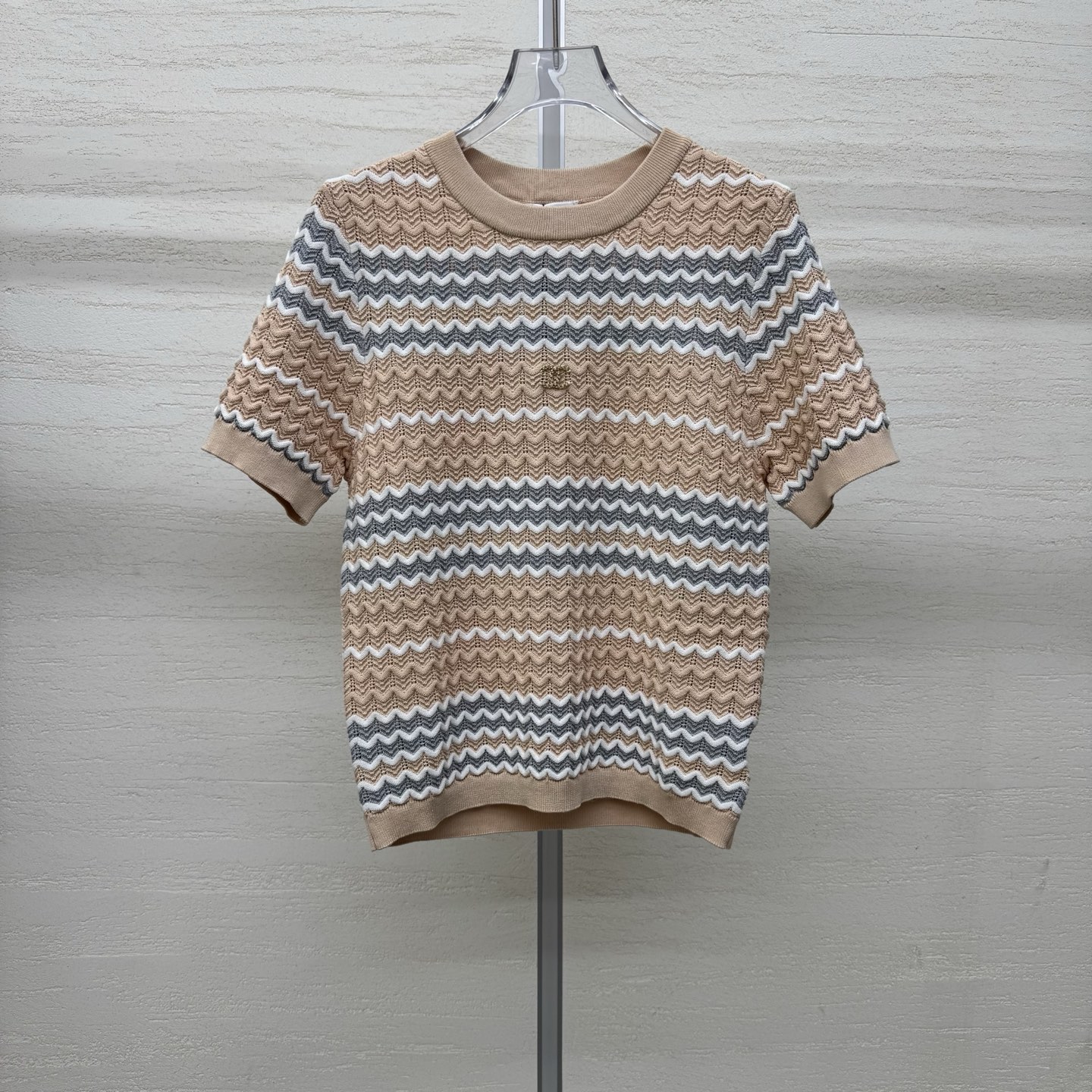 NO:797904,Supports exchange. Cha*26 new knitted round neck short-sleeved three-dimensional waves with texture. Double C logo on the chest. Simple and recognizable. Breathable knitted fabric. Friendly stripe contrasting design for spring and summer. Visually more neat two colors. Ready for sale in size 363840,, T-shirt,19860909支持换款 Cha*26新款针织圆领短袖立体波浪自带肌理感 胸前双C标识 简约有辨识度 透气针织面料 春夏季节友好条纹撞色设计 视觉上更显利落两色 现货发售尺码363840,,T-shirt,,Women's clothing