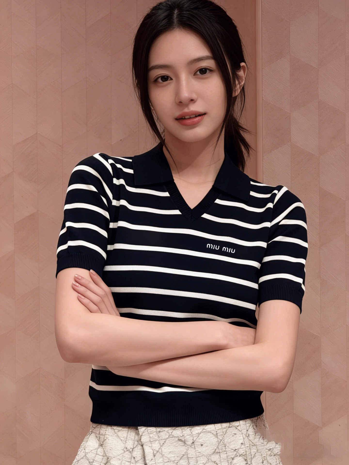 NO:797902,mi*26 new knitted lapel short-sleeved V-neck lapel design modifies the neck line for a neater look. Small logo embroidery on the chest is low-key and exquisite. Soft and waxy knitted fabric is breathable and skin-friendly. Suitable for both colors when worn alone. Ready for sale in size 363840, T-shirt,19860909mi*26新款针织翻领短袖V领翻领设计 修饰脖颈线条更利落 胸前Logo字母刺绣小标 低调精致 软糯针织面料 透气亲肤 叠穿单穿都适配两色 现货发售尺码363840,,T-shirt,,Women's clothing