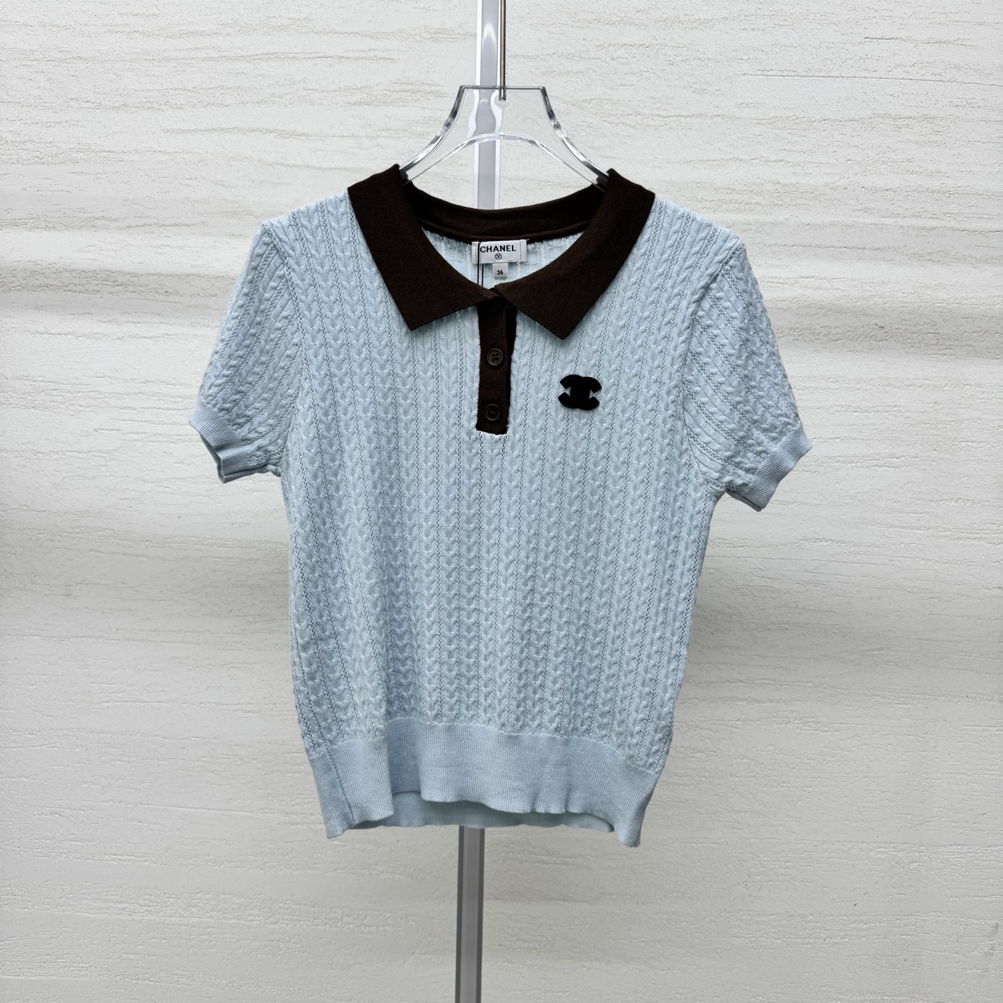 NO:797896,Supports exchange Cha*26 new knitted lapel short-sleeved contrasting lapel Polo shirt with hollow cable texture. Breathable and textured. Double C logo embellishment. Sophisticated and full. Refreshing and age-reducing. Can be worn for daily/commuting/dating. Available in stock. Two colors 363840 real shot details, T-shirt,19860909支持换款 Cha*26新款针织翻领短袖撞色翻领Polo衫镂空绞花肌理 透气有质感 双C标识点缀 精致感拉满 清爽减龄 日常/通勤/约会都能穿 现货发售两色363840实拍细节图,,T-shirt,,Women's clothing