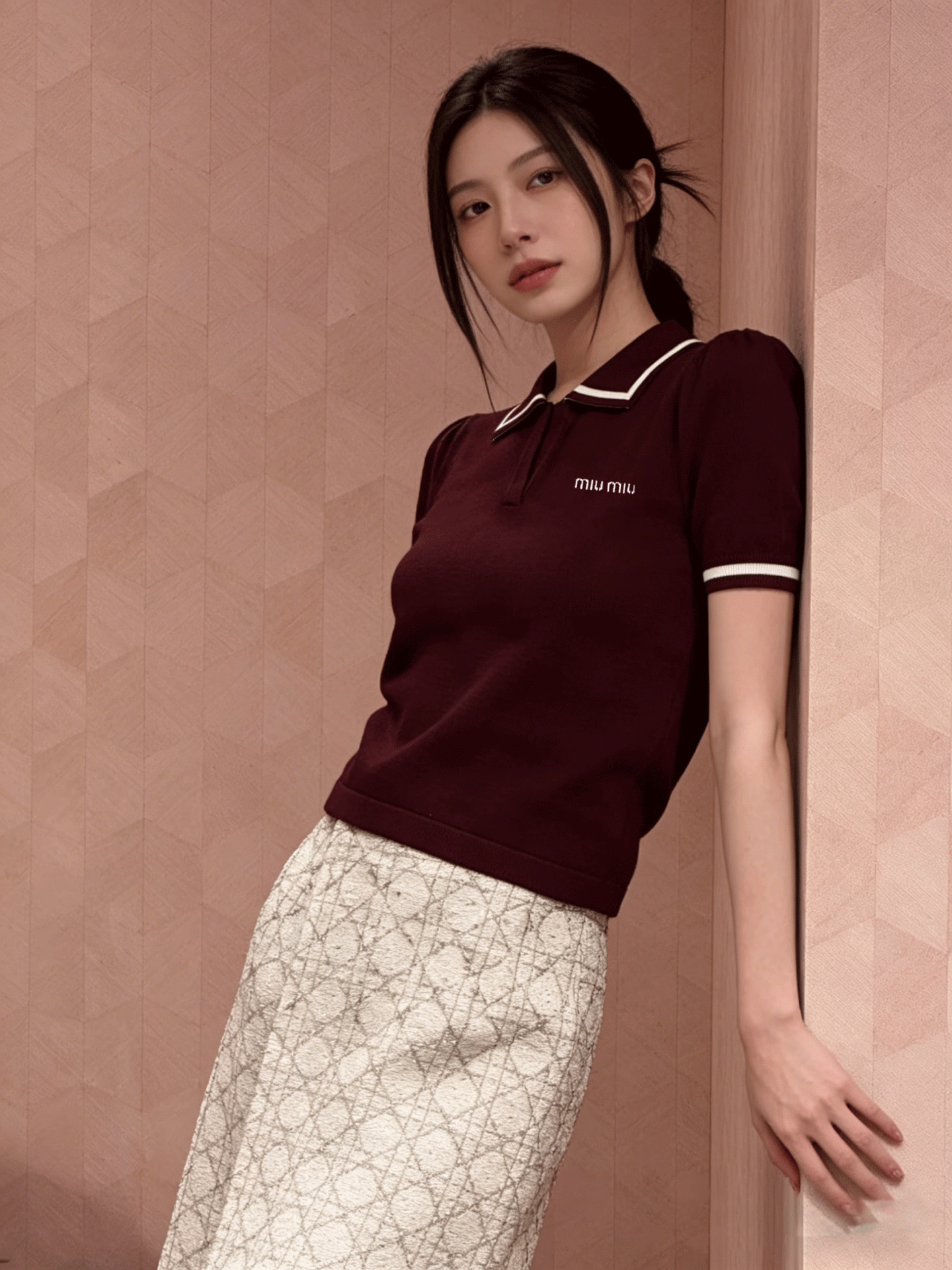 NO:797895,mi*26 new style knitted lapel short sleeves, contrasting white edge collar, retro and noble, V-shaped small Polo collar, face modification, Logo letter embroidery, exquisite age-reducing, puff sleeve design, two colors to hide the flesh and make you slim. Ready for sale, size 363840,, T-shirt,19860909mi*26新款针织翻领短袖撞色白边领复古显贵 V型小Polo领 修饰脸型 Logo字母刺绣 精致减龄 泡泡袖设计 藏肉显瘦两色 现货发售尺码363840,,T-shirt,,Women's clothing