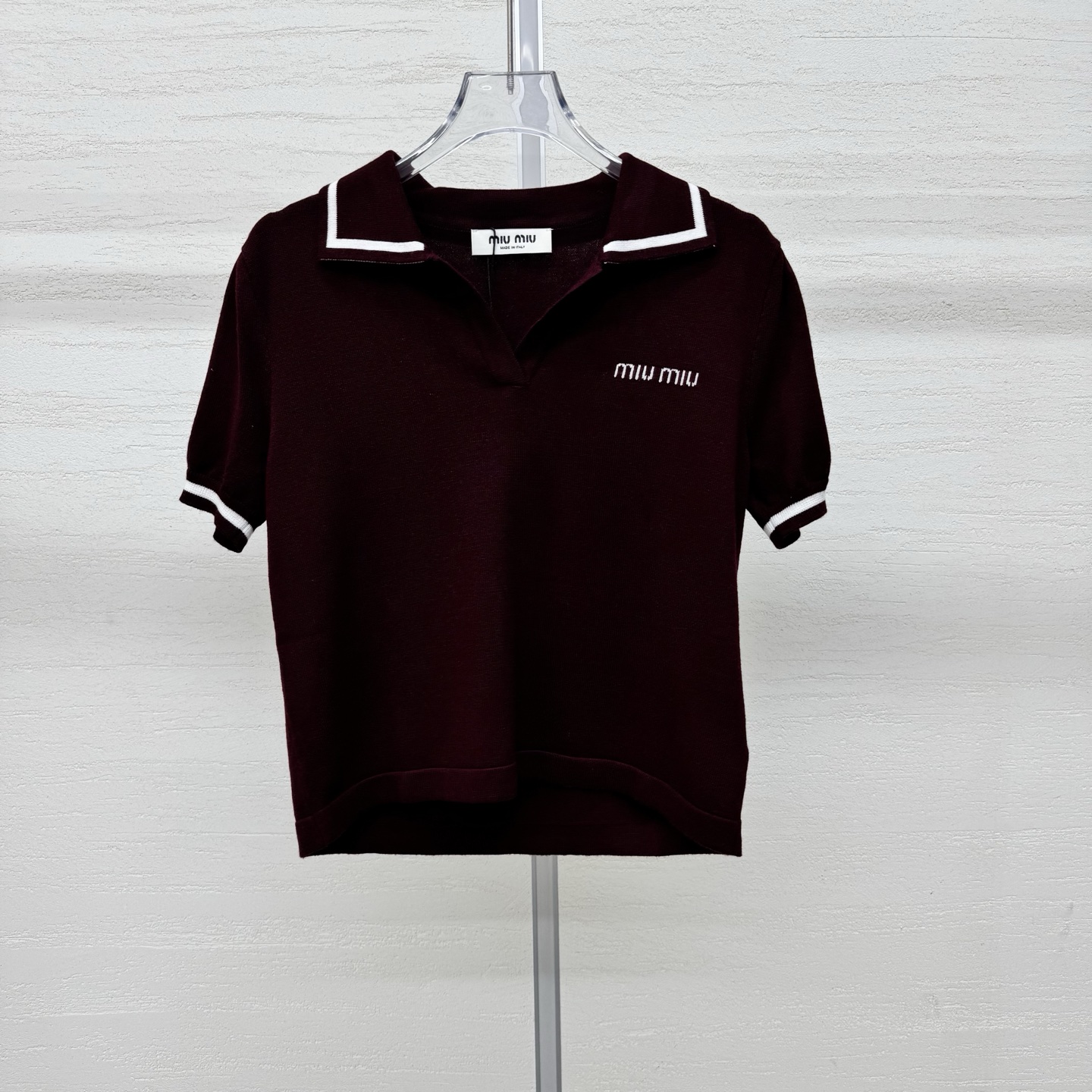 NO:797892,Supports exchange mi*26 new style knitted lapel short sleeves contrasting white edge collar retro and noble V-shaped small Polo collar Modify the face Logo letter embroidery Exquisite age-reducing puff sleeve design Hidden flesh and slimming two colors Ready for sale size 363840 real shot details, T-shirt,19860909支持换款 mi*26新款针织翻领短袖撞色白边领复古显贵 V型小Polo领 修饰脸型 Logo字母刺绣 精致减龄 泡泡袖设计 藏肉显瘦两色 现货发售尺码363840实拍细节图,,T-shirt,,Women's clothing
