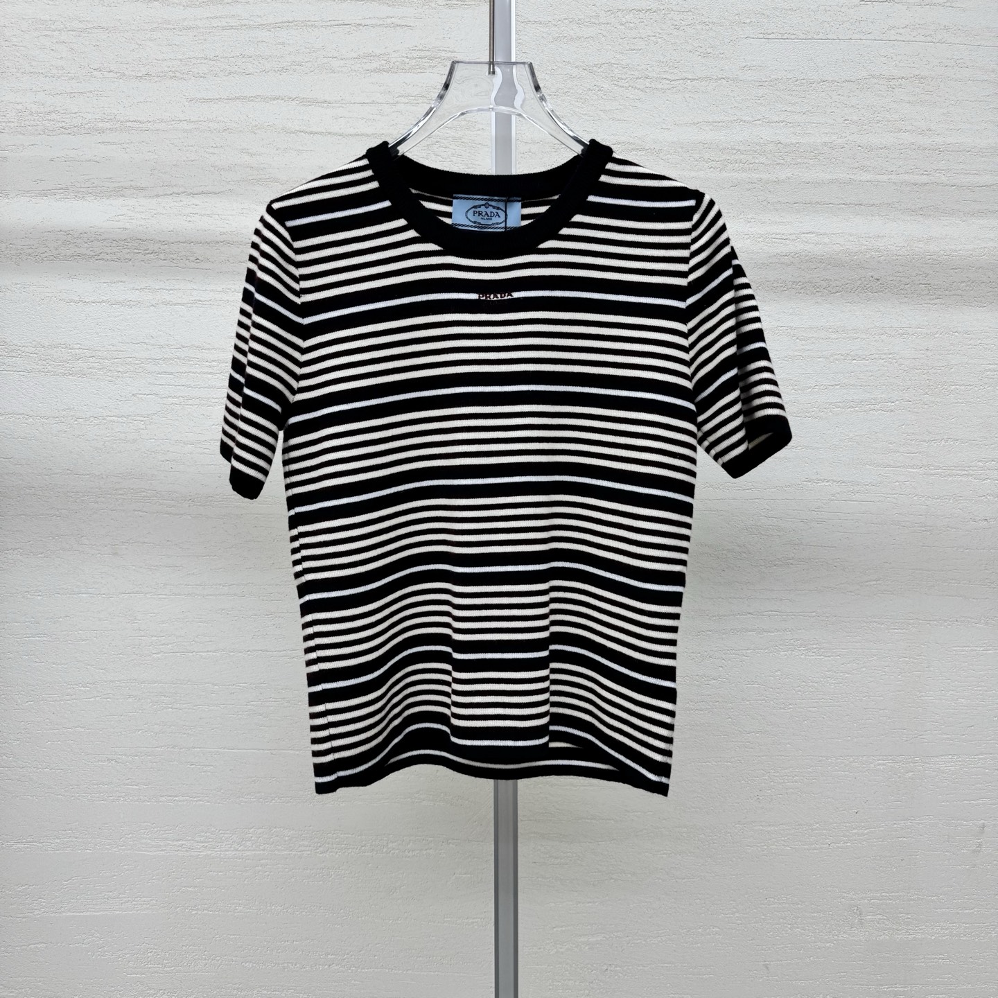 NO:797889,Supports exchange. Pra*26 new knitted round neck short-sleeved classic three-color pinstripes. Retro and eye-catching. Low-key logo embroidery on the chest. Full texture. Delicate knitted fabric. Breathable and skin-friendly. Single color. Available now. Size 363840. Real shot details, prada, T-shirt,19860909支持换款 Pra*26新款针织圆领短袖经典三色细条纹 复古又耐看 胸口低调Logo刺绣小标 质感拉满 细腻针织面料 透气亲肤单色现货发售尺码363840实拍细节图,,prada,T-shirt,,Women's clothing