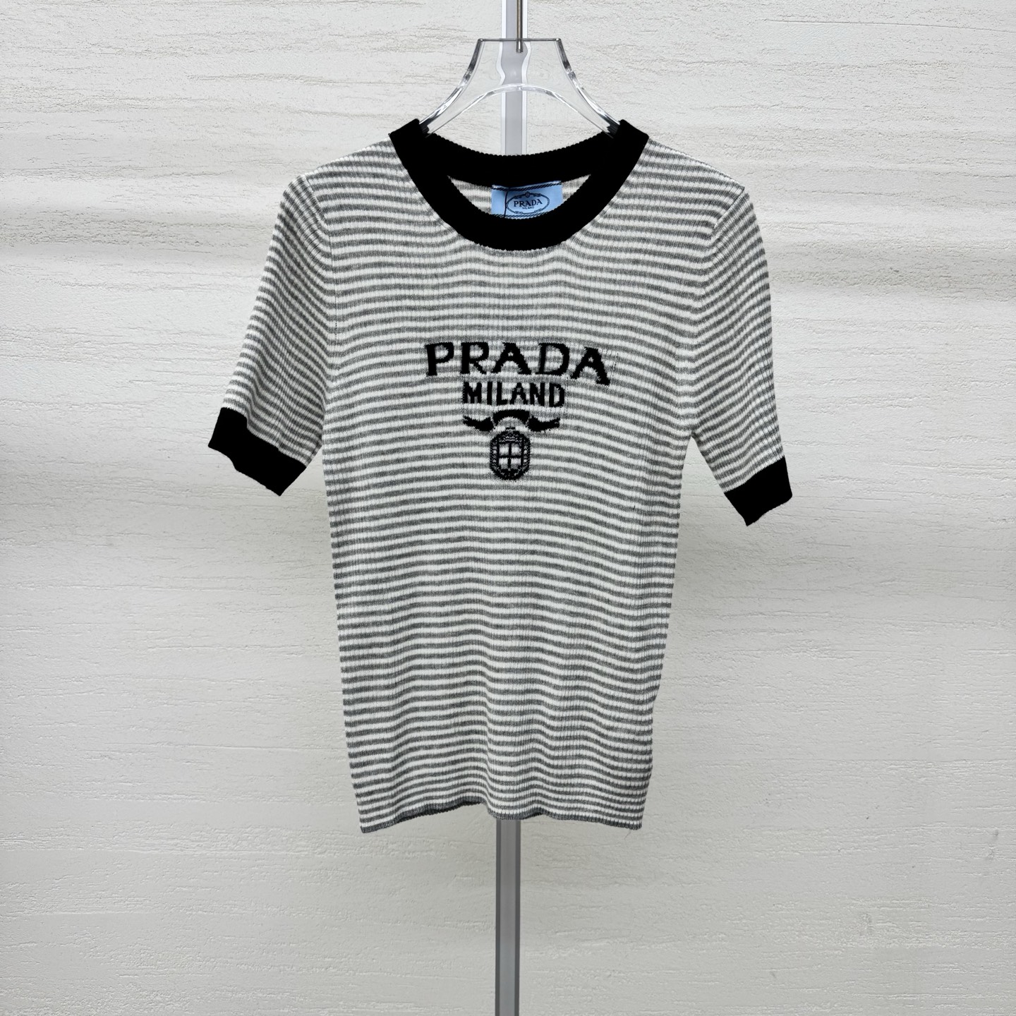 NO:797886,Supports exchange. Pra*26 new knitted round neck short-sleeved classic gray and white pinstripes. Visually slim but not unflattering. Contrasting black edges. Neat and layered. Logo letter jacquard badge on the chest for full recognition. Stretchy, comfortable and crisp. Single color ready for sale. Size 363840, prada, T-shirt,19860909支持换款 Pra*26新款针织圆领短袖经典灰白细条纹 视觉显瘦不挑人 撞色黑边 利落有层次 胸前Logo字母提花徽章 辨识度拉满 弹力舒适又挺括 单色现货发售 尺码363840,,prada,T-shirt,,Women's clothing