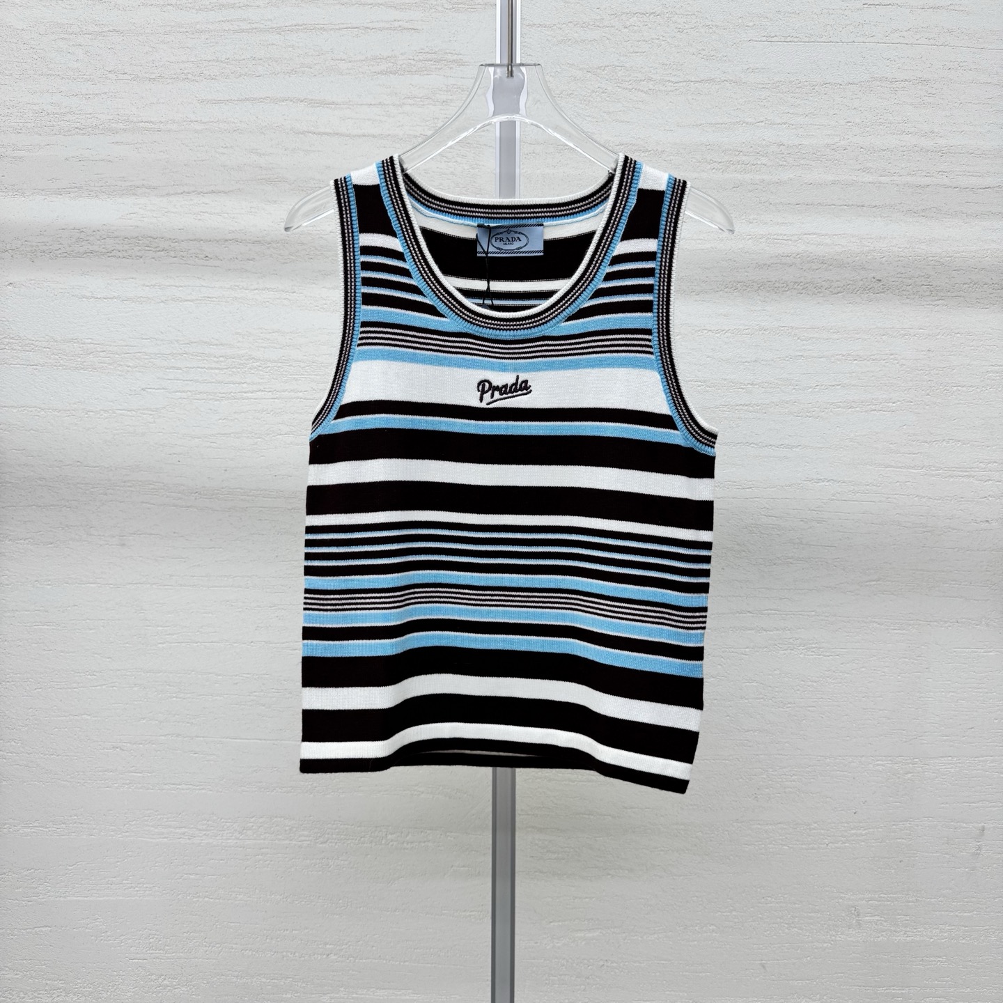 NO:797883,Supports exchange. Pra*26 new knitted vest contrasting striped knit. Deep and shallow layers bring a sense of breathing. Round neck + ribbed edges. Clean and shoulder-free style. Logo embroidered with small letters on the chest. Low-key and high-quality. Single color. Ready-made size 363840, real shot details,, prada,19860909支持换款 Pra*26新款针织背心撞色条纹针织 深浅层次自带呼吸感 圆领+罗纹包边 利落不挑肩型 胸前小字母Logo刺绣标识 低调显质感 单色 现货发售尺码363840实拍细节图,,prada,,Women's clothing