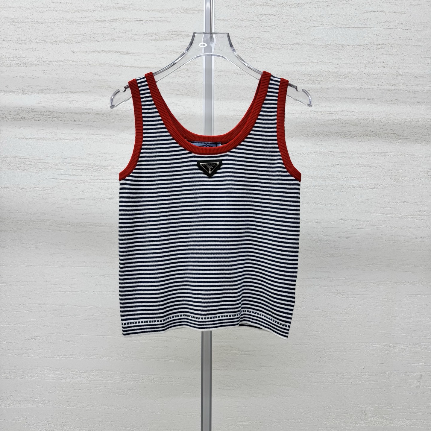 NO:797880,Supports exchange. Pra*26 new knitted vest with classic blue and white pinstripes. Refreshing and reduces age. It has a youthful feel. Contrasting red edge round neck + cuffs to brighten the overall look. Retro eye-catching. Triangular logo on the chest. Iconic design. Recognizable. Monochrome. Ready for sale in size 363840. Real shot details,, prada,19860909支持换款 Pra*26新款针织背心经典蓝白细条纹 清爽减龄 自带少年感 撞色红边圆领+袖口 点亮整体造型 复古吸睛 胸口三角标 标志性设计 辨识度拉满 单色 现货发售尺码363840实拍细节图,,prada,,Women's clothing