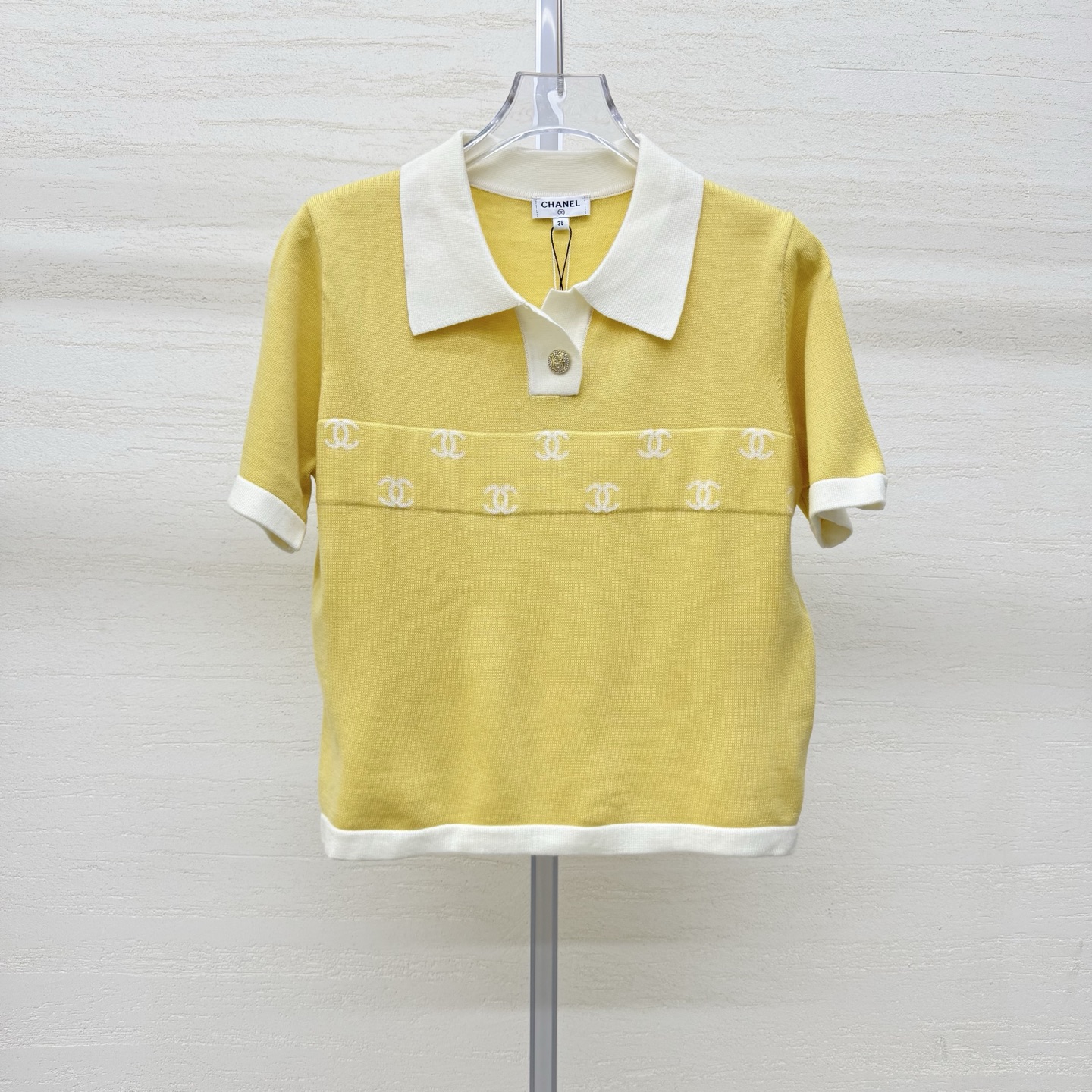 NO:797871,Supports exchange. Cha*26 new summer style knitted Polo collar short-sleeved body. Iconic double C jacquard pattern. Highly recognizable. It is a symbol of brand identity. It highlights the high-end style of the collar. The cuffs and hems are in contrasting colors. Knitted fabric. The texture is soft and delicate. Fine workmanship. Comfortable to wear and has a high-end feel. Easily create an elegant and sophisticated outfit. 2 colors. Ready-made size 363840, real shot details, T-shirt,19860909支持换款 Cha*26夏季新款针织Polo领短袖衣身标志性双C提花图案 辨识度高 是品牌身份象征 彰显高端格调领边 袖口下摆等采用撞色 针织面料 质感柔软细腻 做工精细 穿着舒适又具高级感 轻松打造优雅精致穿搭2色 现货发售尺码363840实拍细节图,,T-shirt,,Women's clothing