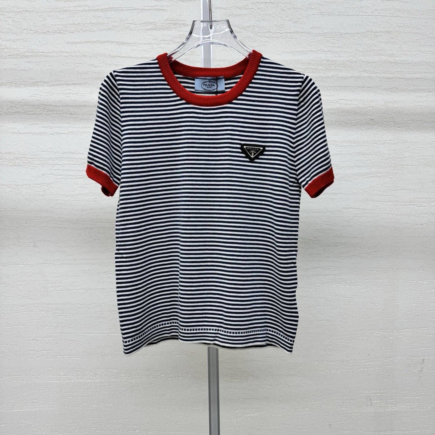 NO:797877,Supports exchange. Pra*26 new knitted round neck short sleeves classic blue and white pinstripes. Refreshing and age-reducing, with a youthful feel. Contrasting red edge round neck + cuffs to brighten the overall look. Retro eye-catching. Triangular logo on the chest. Iconic design. Recognizable. Monochrome. Ready-made size 363840, real shot details, prada, T-shirt,19860909支持换款 Pra*26新款针织圆领短袖经典蓝白细条纹 清爽减龄 自带少年感 撞色红边圆领+袖口 点亮整体造型 复古吸睛 胸口三角标 标志性设计 辨识度拉满 单色 现货发售尺码363840实拍细节图,,prada,T-shirt,,Women's clothing