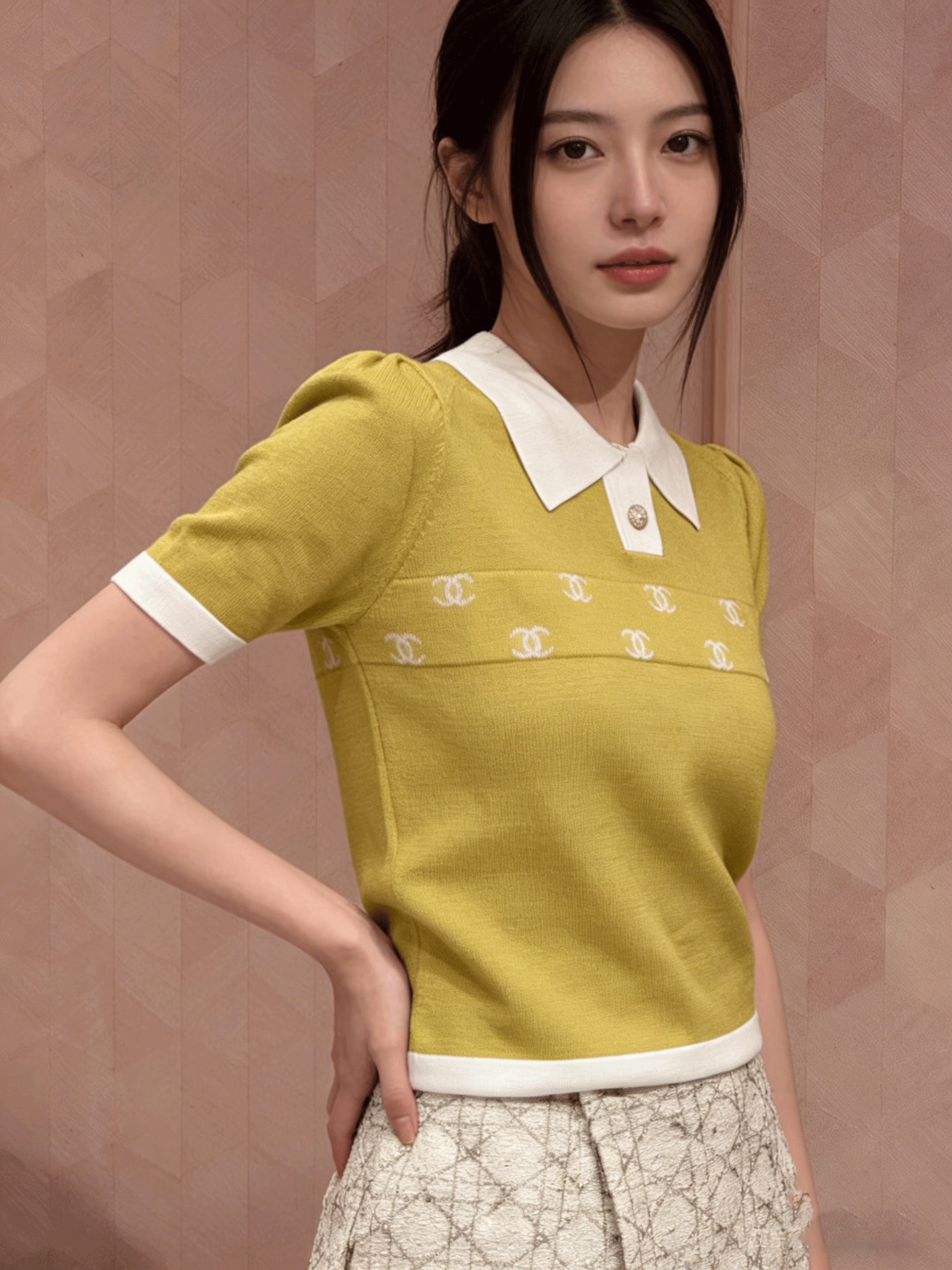 NO:797874,Cha*26 new summer style knitted Polo collar short-sleeved body with iconic double-C jacquard pattern. Highly recognizable. It is a symbol of brand identity. It highlights the high-end style of the collar. The cuffs and hems are in contrasting colors. Knitted fabric. The texture is soft and delicate. Fine workmanship. It is comfortable to wear and has a high-end feel. It is easy to create an elegant and sophisticated outfit. 2 colors. Ready for sale in size 363840, T-shirt,19860909Cha*26夏季新款针织Polo领短袖衣身标志性双C提花图案 辨识度高 是品牌身份象征 彰显高端格调领边 袖口下摆等采用撞色 针织面料 质感柔软细腻 做工精细 穿着舒适又具高级感 轻松打造优雅精致穿搭2色 现货发售尺码363840,,T-shirt,,Women's clothing