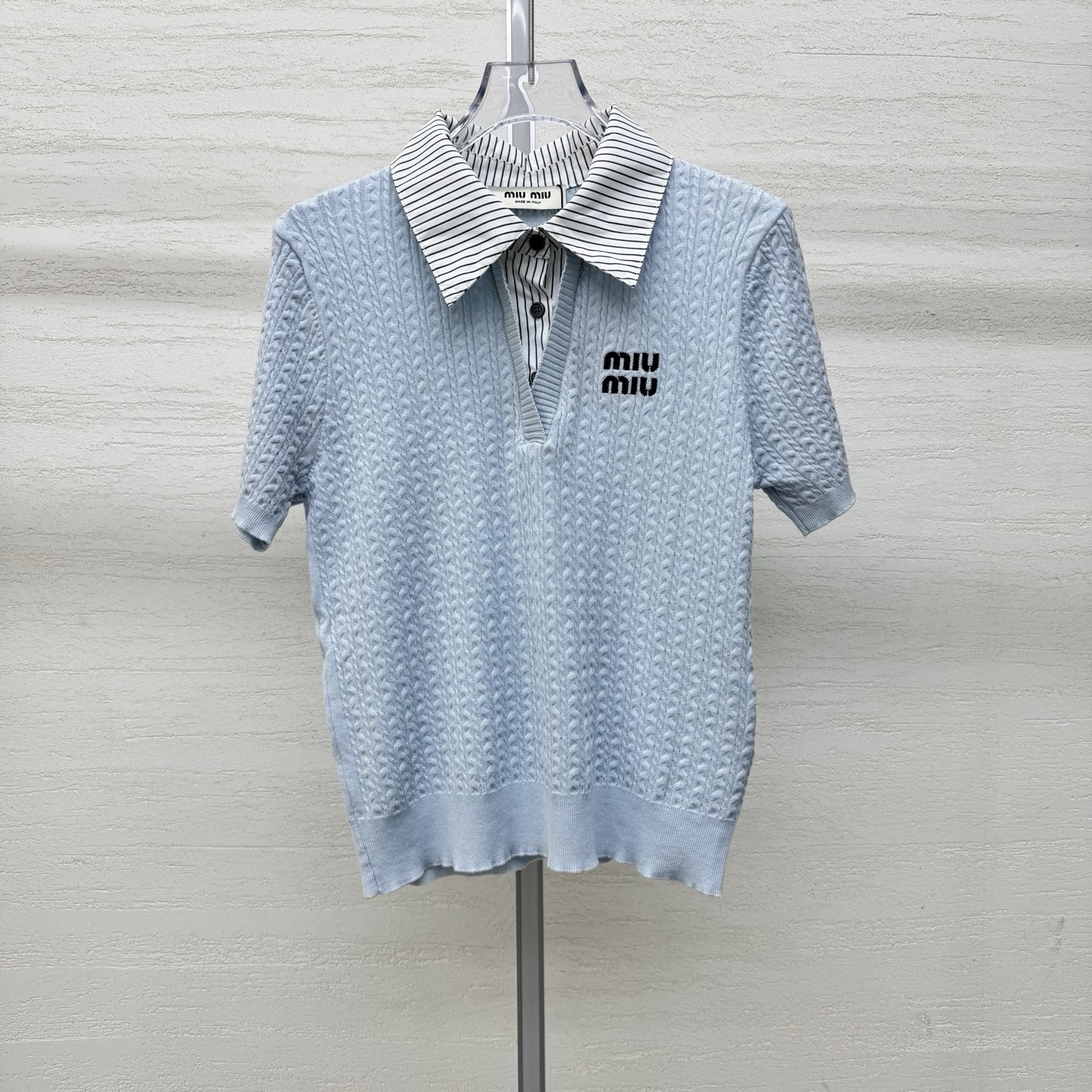NO:797894,Supports exchange. mi*26 new knitted lapel short-sleeved striped shirt collar splicing. Full college feel. Three-dimensional cable knit. Texture online. Letter logo embellishment. Simple but not monotonous. Slim fit and not tight. Daily wear is super worry-free. Two colors. Ready-made size 363840. Real shot details, shirts, T-shirt,19860909支持换款 mi*26新款针织翻领短袖条纹衬衫领拼接 学院感拉满 立体绞花针织 质感在线 字母logo点缀 简约不单调 修身不紧绷 日常穿搭超省心两色 现货发售尺码363840实拍细节图,,shirts,T-shirt,,Women's clothing