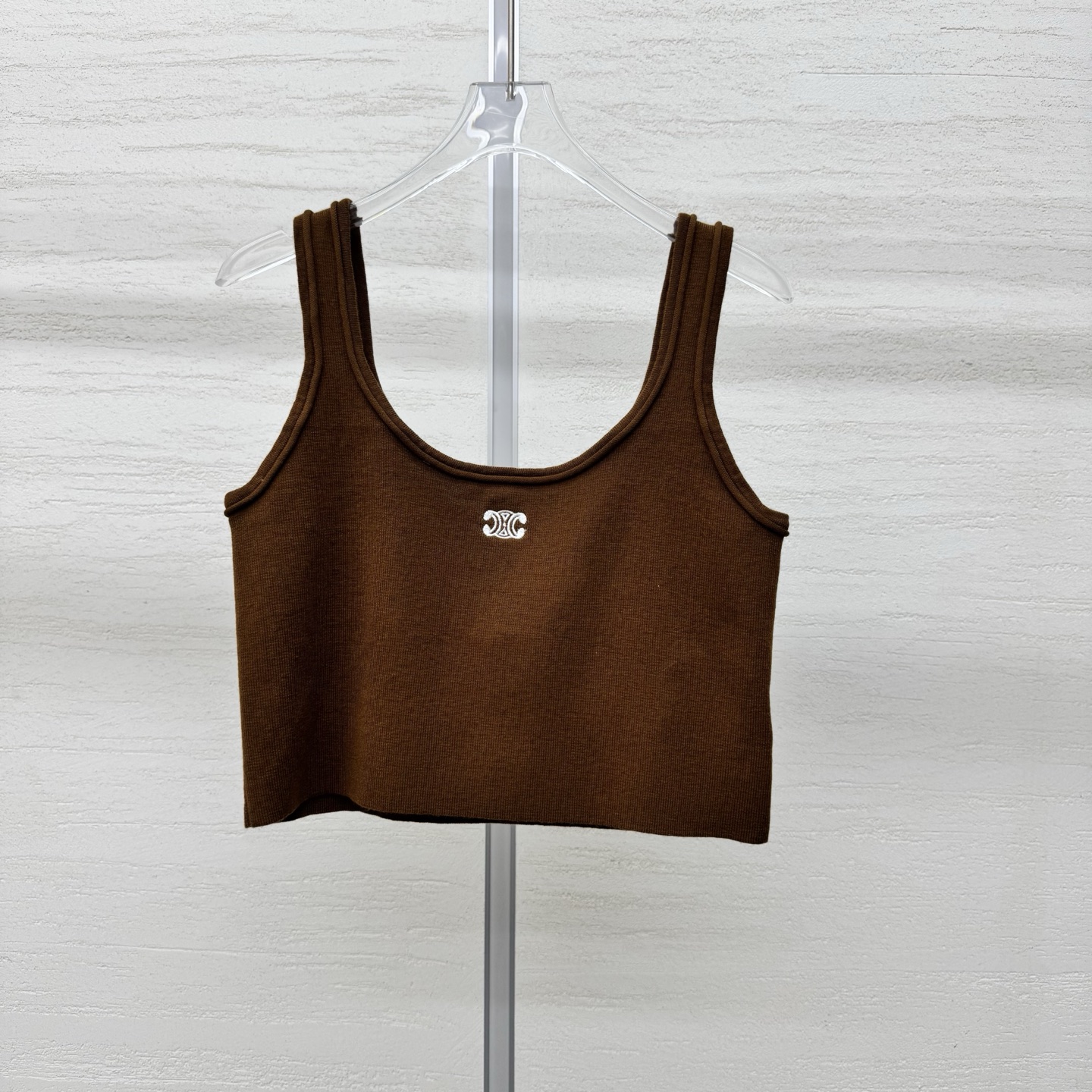 NO:797891,Supports exchange Celi*26 new knitted vest caramel brown pit strip knitted soft and skin-friendly and slimming Double-layer wide shoulder straps with good support without slipping shoulders U-shaped round neck to modify the neck line to make the face smaller The Arc de Triomphe logo on the chest Simple and recognizable Single color Ready-made sizes sML real shot details,,celine,19860909支持换款 Celi*26新款针织背心焦糖棕坑条针织 软糯亲肤又显瘦 双层宽肩带 承托力好不溜肩 U型圆领修饰脖颈线条显脸小 胸前凯旋门标识 简约有辨识度 单色 现货发售尺码sML实拍细节图,,celine,,Women's clothing