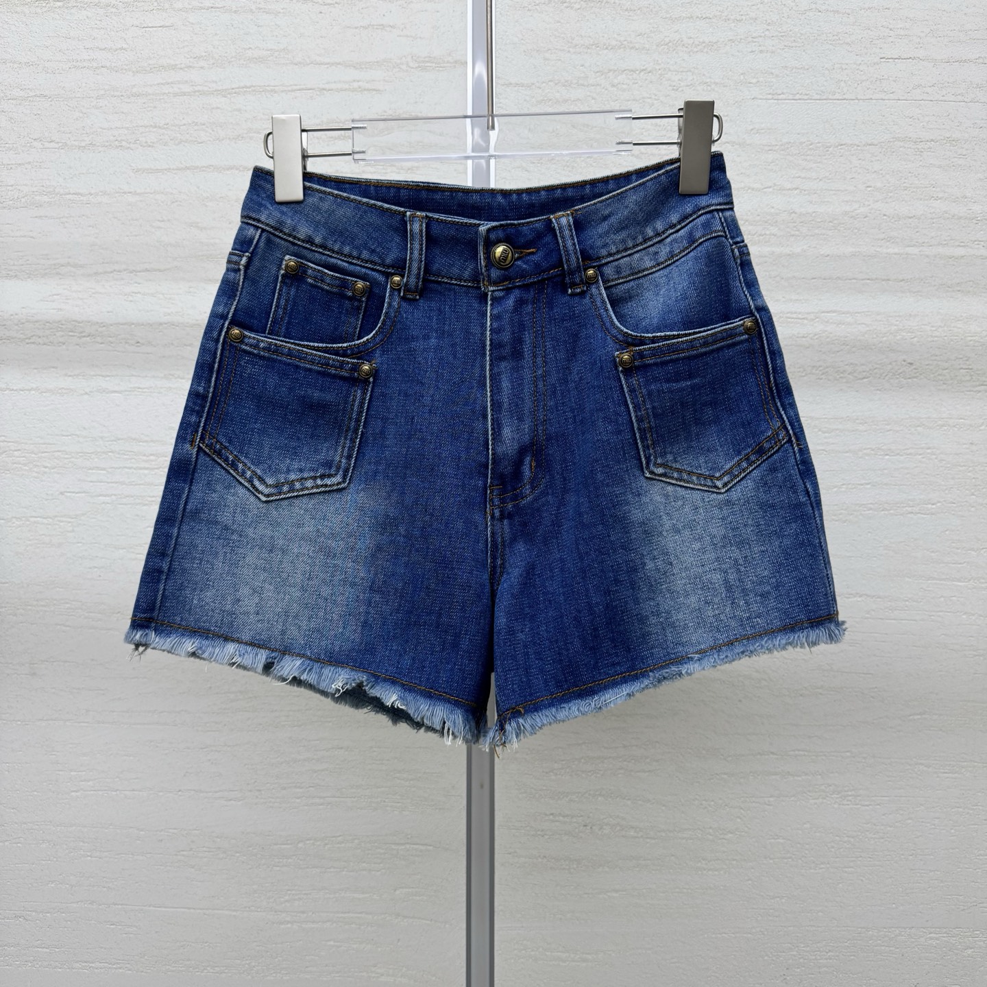NO:797885,Support exchange Mi* 25Ss new spring and summer multi-pocket washed denim shorts丨Exclusive high-end version!  Multiple pockets design, custom-made hardware buckles, washed and whitened, raw edge processing, denim shorts that will never go out of style, a pair that must be in the fashionable wardrobe!  The wear rate is super high!  Heavy-duty washed denim color. Classic high-waisted small A-line tailoring design. It makes you appear slimmer and taller. It has a beautiful line that fits the waist and hips. It lengthens your legs in minutes. It is very fashionable and versatile. It is easy to control the high-end aura. [666] A slim and versatile piece. The details are perfect!  An irresistible fashion item ~ sisters!  Go, go, go!  Available sizes S/M/L, real shot details,,shorts,19860909支持换款 Mi* 25Ss春夏新款 多重口袋洗水牛仔短裤丨独家高版出品！多重口袋设计 五金扣订制开模 洗水刷白 毛边处理工艺 万年不过时的牛仔短裤时髦精的衣柜里必须要拥有一条！穿搭率超高！重工洗水牛仔色 经典高腰小A字版型剪裁设计 显瘦显高 贴合腰臀的线条优美 穿上分分钟大长腿 非常时髦百搭 高级气场轻松拿捏[666]显瘦百搭绝绝子 细节完美到位！无法拒绝的时尚单品～姐妹们！冲冲冲！现货发售尺码S/M/L实拍细节图,,shorts,,Women's clothing