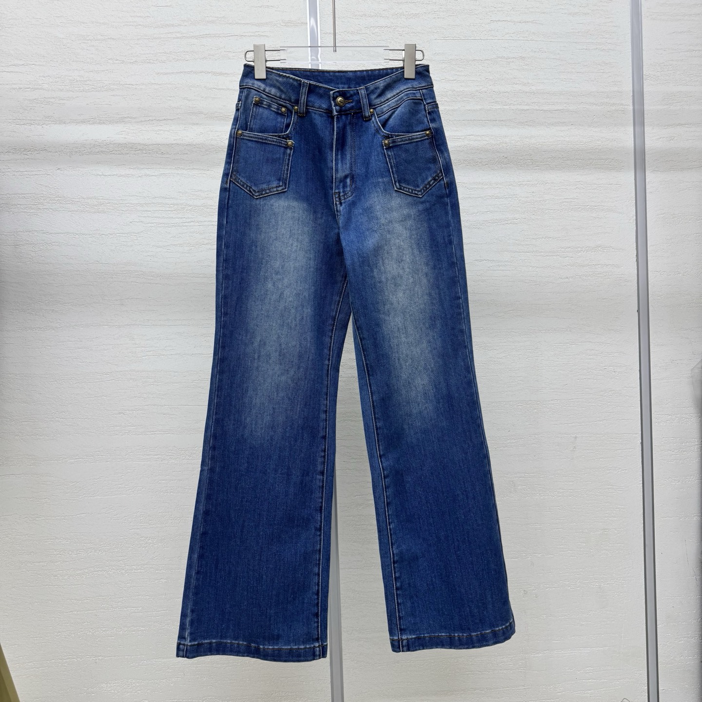 NO:797879,Support exchange Mi* 26SS early spring new style denim trousers with multiple pockets and letter embroidery丨Exclusive high-end version!  Selected high-quality denim fabrics, crisp and stylish yet soft, washed and whitened. Hardware buckles are molded and customized. The letter embroidery on the pocket is the finishing touch. It is simple and reveals the brand recognition. It is low-key and yet has a sense of design, breaking the monotony of basic denim. The high-waisted straight version hides more flesh and easily modifies the leg shape to create a sense of long legs. It is very friendly to all body types and is stress-free for daily wear. The early spring outfit directly adds to the atmosphere. Available now.  Size S/M/L real shot details,,19860909支持换款 Mi* 26SS早春新款 多重口袋字母刺绣牛仔长裤丨独家高版出品！精选质感牛仔面料,挺括有型又不失柔软度,洗水刷白工艺 五金扣开模订制 口袋处的字母刺绣是点睛之笔,简约中透着品牌辨识度,低调又不失设计感,打破基础牛仔的单调.高腰直筒版型超藏肉,轻松修饰腿型打造大长腿既视感,对各种身材都超友好,日常穿无压力.早春穿搭氛围感直接拉满.现货发售 尺码S/M/L实拍细节图,,,Women's clothing