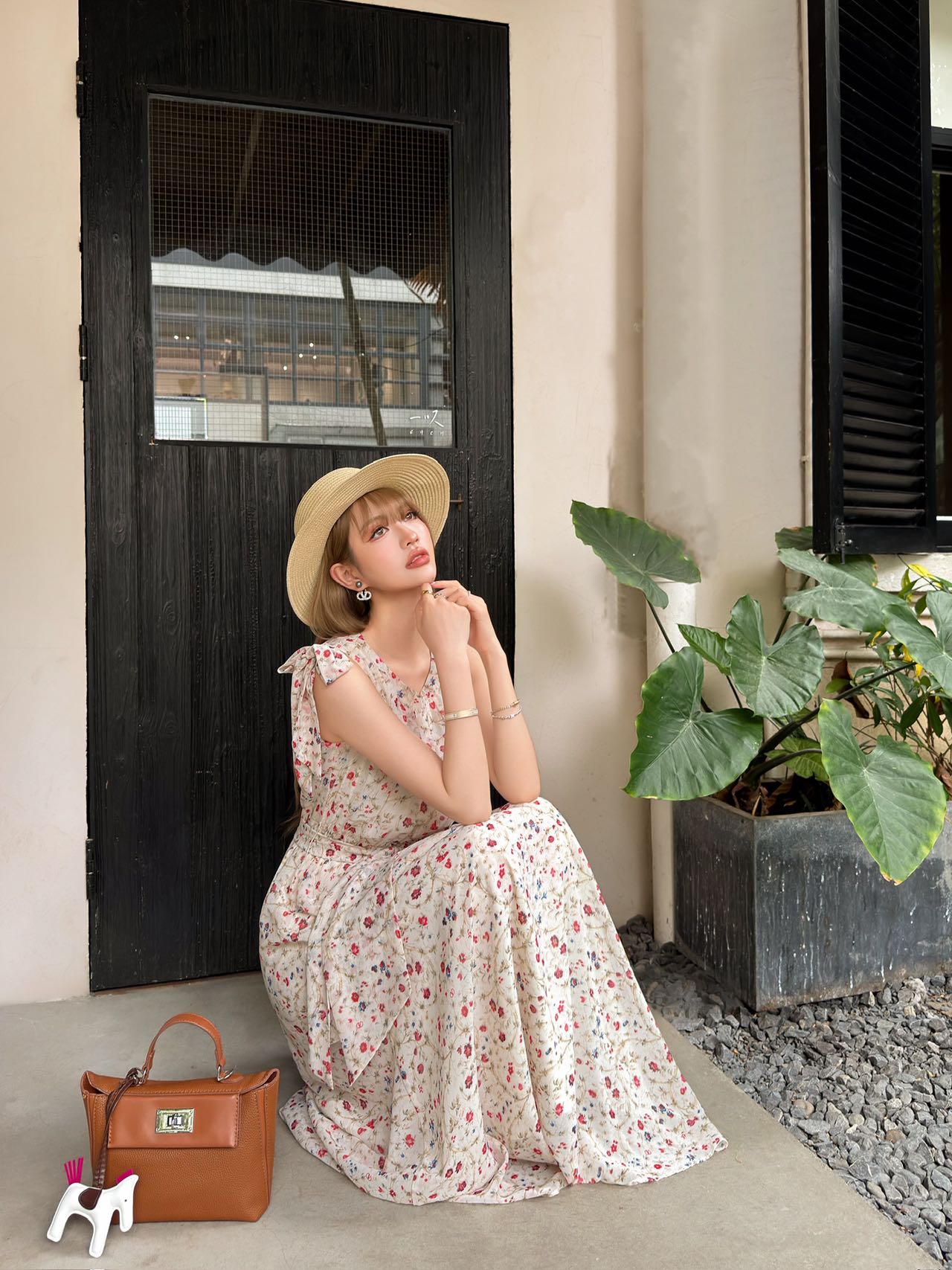 NO:799298,VA 26Ss new spring and summer red small floral sleeveless dress丨Exclusively developed by yb!  High quality production!  Heavy silk texture is elegant and light. It has a waist-cinching belt with the same fabric. It has a vertical sense of belting. Ribbon shoulder knot design. The large A-line skirt is elegant, high-end and fashionable. It is a sexy and pure temperament to reduce age. The shape is not picky and the upper body is super slim. The perfect workmanship quality depends on the details. Ready for sale S/M/L,,skirts,19860909VA 26Ss春夏新款 红色小碎花无袖连衣裙丨独家yb开发！高版出品！重磅丝质感飘逸轻盈 配收腰同款面料系腰带 自带束型垂直感 飘带肩结设计 A字大裙摆优雅高级又时髦 又欲又纯的气质减龄单品 版型不挑人上身超显瘦 完美做工品质看细节 现货发售S/M/L,,skirts,,Women's clothing