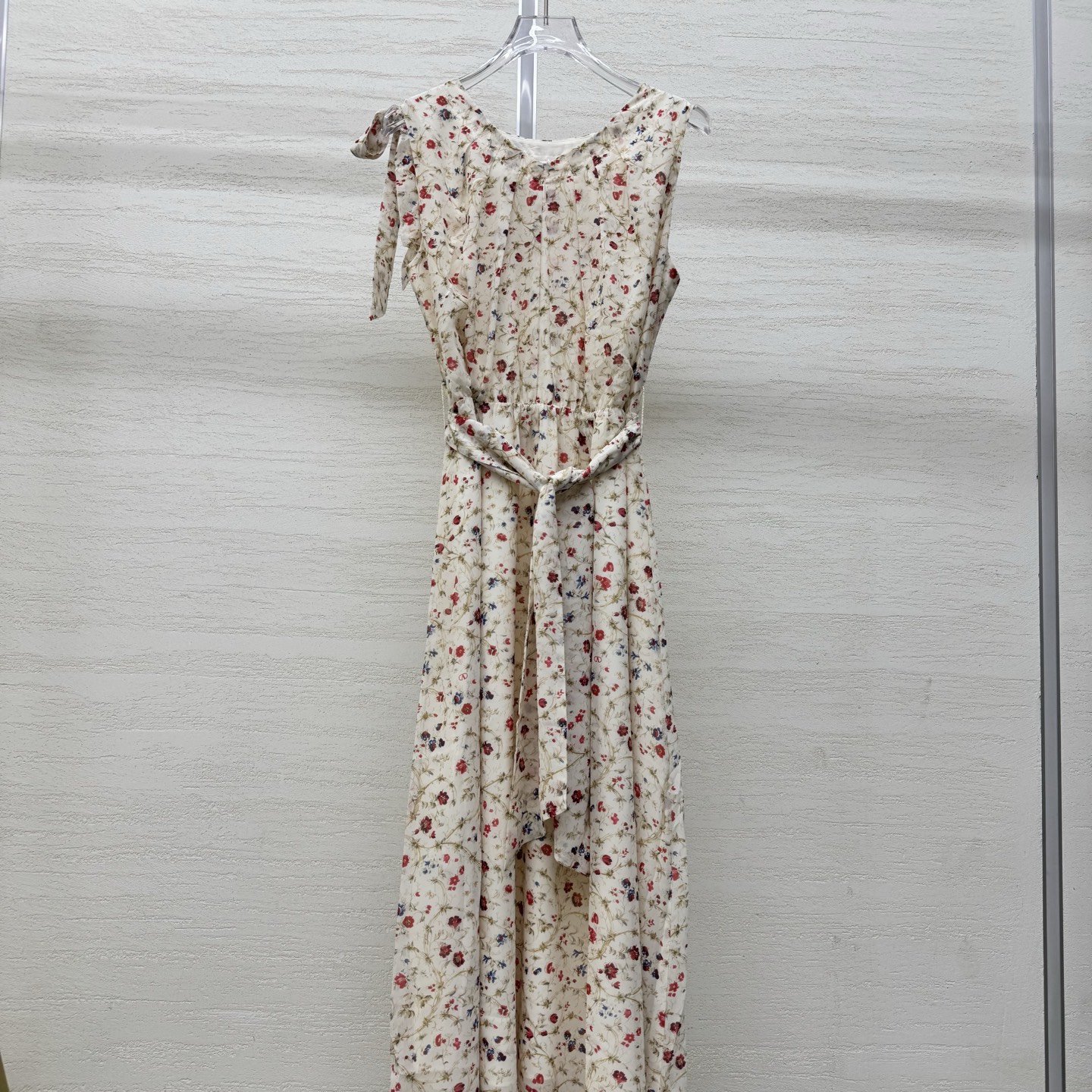 NO:799295,Support VA 26Ss spring and summer new style red floral sleeveless dress丨exclusively developed by yb!  High quality production!  Heavy silk texture is elegant and light. It has a waist-cinching belt with the same fabric. It has a vertical sense of belting. The large A-line skirt is designed with ribbons and shoulder knots. It is elegant, high-end and fashionable. It is a sexy and pure temperament that reduces age. The shape is not picky and the upper body is super slim. Perfect workmanship. Look at the details. Ready-made S/M/L real shot details, skirts,19860909支持换款VA 26Ss春夏新款 红色小碎花无袖连衣裙丨独家yb开发！高版出品！重磅丝质感飘逸轻盈 配收腰同款面料系腰带 自带束型垂直感 飘带肩结设计 A字大裙摆优雅高级又时髦 又欲又纯的气质减龄单品 版型不挑人上身超显瘦 完美做工品质看细节 现货发售S/M/L实拍细节图,,skirts,,Women's clothing