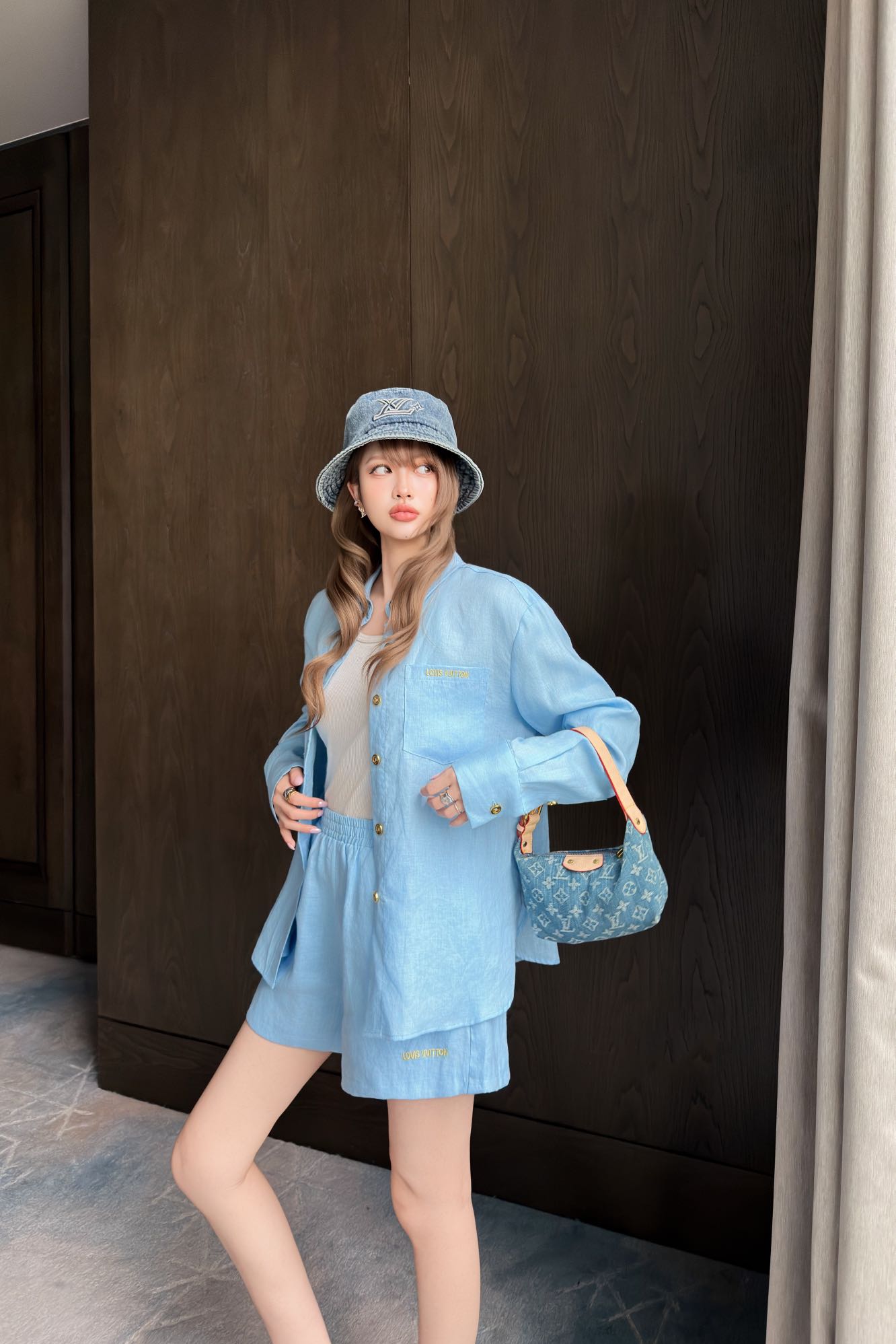 NO:799310,Lou*26Ss new spring and summer linen heavy embroidered long-sleeved shirt + high-waisted shorts set | Exclusive high-end version!  A minimalist and relaxed linen suit, a casual healing suit. The hardware mark on the back of the shirt is a stamp point. The letter LOGO is embroidered on the upper and lower parts of the suit. It is a very suitable suit for summer. It is made of linen material that has a breathable feeling without linen or summer. It exudes a bit of 'literary and expensive' when worn casually. It just reveals the original 'slow' attribute. Two colors are available in stock, S/M/L, shorts, shirts,19860909Lou*26Ss春夏新款 亚麻重工刺绣长袖衬衫+高腰短裤套装丨独家高版出品！极简松弛感拉满的亚麻套装 随性治愈系套装 衬衫后置五金标为戳点 字母LOGO上下刺绣成套相呼应.夏天穿很合适的套装 无麻不夏天自带呼吸感的亚麻材质 随便一套一穿就散发着几分“文艺贵” 恰到好处的透露着原生的“慢”属性 ,两色现货发售S/M/L,,shorts,shirts,,Women's clothing