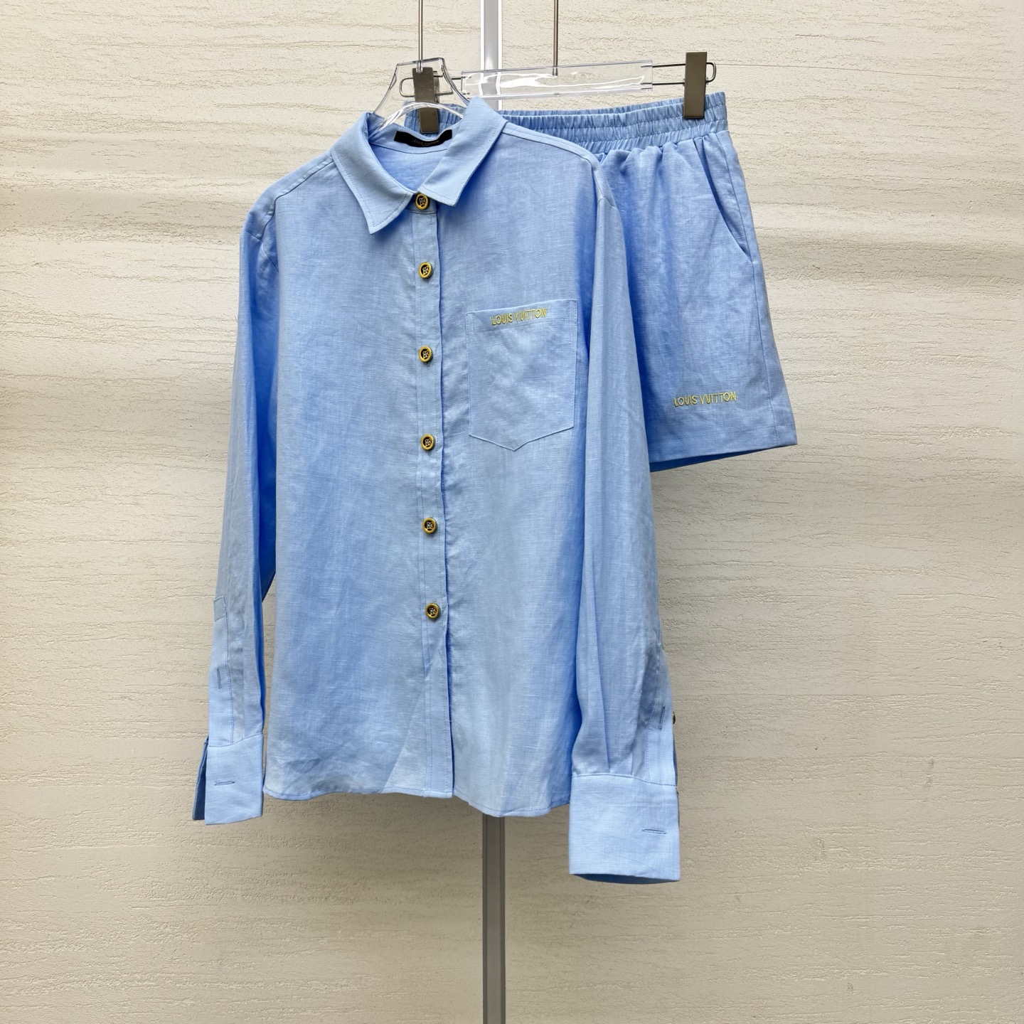 NO:799307,Support exchange Lou*26Ss new spring and summer heavy linen embroidered long-sleeved shirt + high-waisted shorts set丨Exclusive high-end version!  A minimalist and relaxed linen suit, a casual healing suit. The hardware mark on the back of the shirt is a stamp point. The letter LOGO is embroidered on the upper and lower parts of the suit. It is a very suitable suit for summer. It is made of linen material that has a breathable feeling without linen or summer. It exudes a bit of 'artistic nobility' when worn casually. It just reveals the original 'slow' attribute. Two colors are on sale in stock, S/M/L, real shot details, shorts, shirts,19860909支持换款Lou*26Ss春夏新款 亚麻重工刺绣长袖衬衫+高腰短裤套装丨独家高版出品！极简松弛感拉满的亚麻套装 随性治愈系套装 衬衫后置五金标为戳点 字母LOGO上下刺绣成套相呼应.夏天穿很合适的套装 无麻不夏天自带呼吸感的亚麻材质 随便一套一穿就散发着几分“文艺贵” 恰到好处的透露着原生的“慢”属性 ,两色现货发售S/M/L实拍细节图,,shorts,shirts,,Women's clothing
