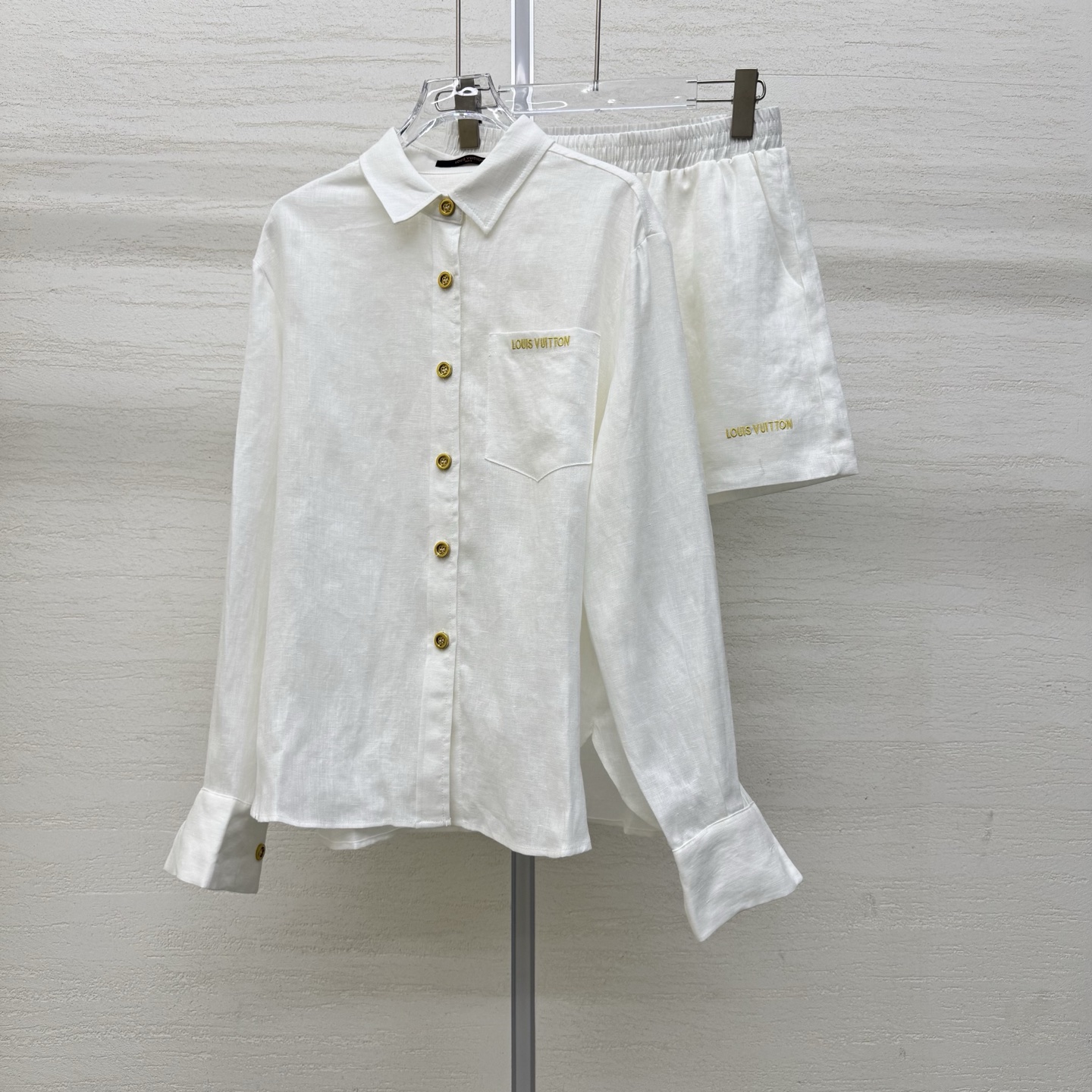 NO:799301,Support exchange Lou*26Ss new spring and summer heavy linen embroidered long-sleeved shirt + high-waisted shorts set丨Exclusive high-end version!  A minimalist and relaxed linen suit, a casual healing suit. The hardware mark on the back of the shirt is a stamp point. The letter LOGO is embroidered on the upper and lower parts of the suit. It is a very suitable suit for summer. It is made of linen material that has a breathable feeling without linen or summer. It exudes a bit of 'artistic nobility' when worn casually. It just reveals the original 'slow' attribute. Two colors are on sale in stock, S/M/L, real shot details, shorts, shirts,19860909支持换款Lou*26Ss春夏新款 亚麻重工刺绣长袖衬衫+高腰短裤套装丨独家高版出品！极简松弛感拉满的亚麻套装 随性治愈系套装 衬衫后置五金标为戳点 字母LOGO上下刺绣成套相呼应.夏天穿很合适的套装 无麻不夏天自带呼吸感的亚麻材质 随便一套一穿就散发着几分“文艺贵” 恰到好处的透露着原生的“慢”属性 ,两色现货发售S/M/L实拍细节图,,shorts,shirts,,Women's clothing