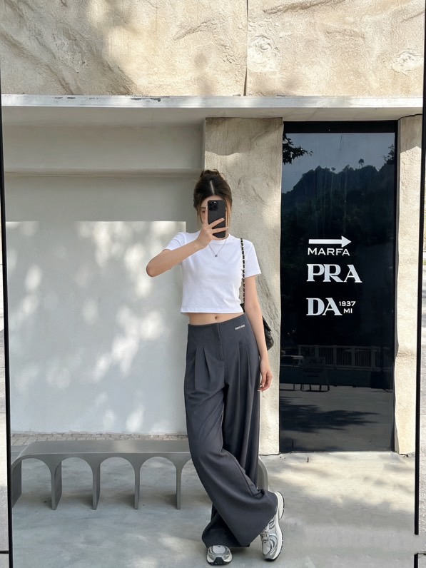 NO:799322,Mi*25FW new autumn and winter style pleated waist casual wide-leg trousers丨Exclusively developed by yb!  High quality production!  The tone is soft and high-end, just like the mist in the winter morning. It has a cool atmosphere and can be easily adapted to various styles of tops. The hidden hidden buckle waist pleat design hides ingenuity and easily creates the waistline, releasing a relaxed and lazy feeling; the brand logo embroidery on the back waist is low-key and exquisite, showing an effortless sense of high-end. Two colors are available in stock S/M/L,,19860909Mi*25FW秋冬新款 褶腰休闲阔腿长裤丨独家yb开发！高版出品！调柔和又高级,如同冬日清晨的薄雾,自带清冷氛围感,轻松适配各种风格的上衣.隐藏式暗扣腰部褶皱设计暗藏巧思,轻松打造腰线,释放松弛的慵懒感；后腰处的品牌标识刺绣低调又精致,都能展现毫不费力的高级感.两色 现货发售S/M/L,,,Women's clothing