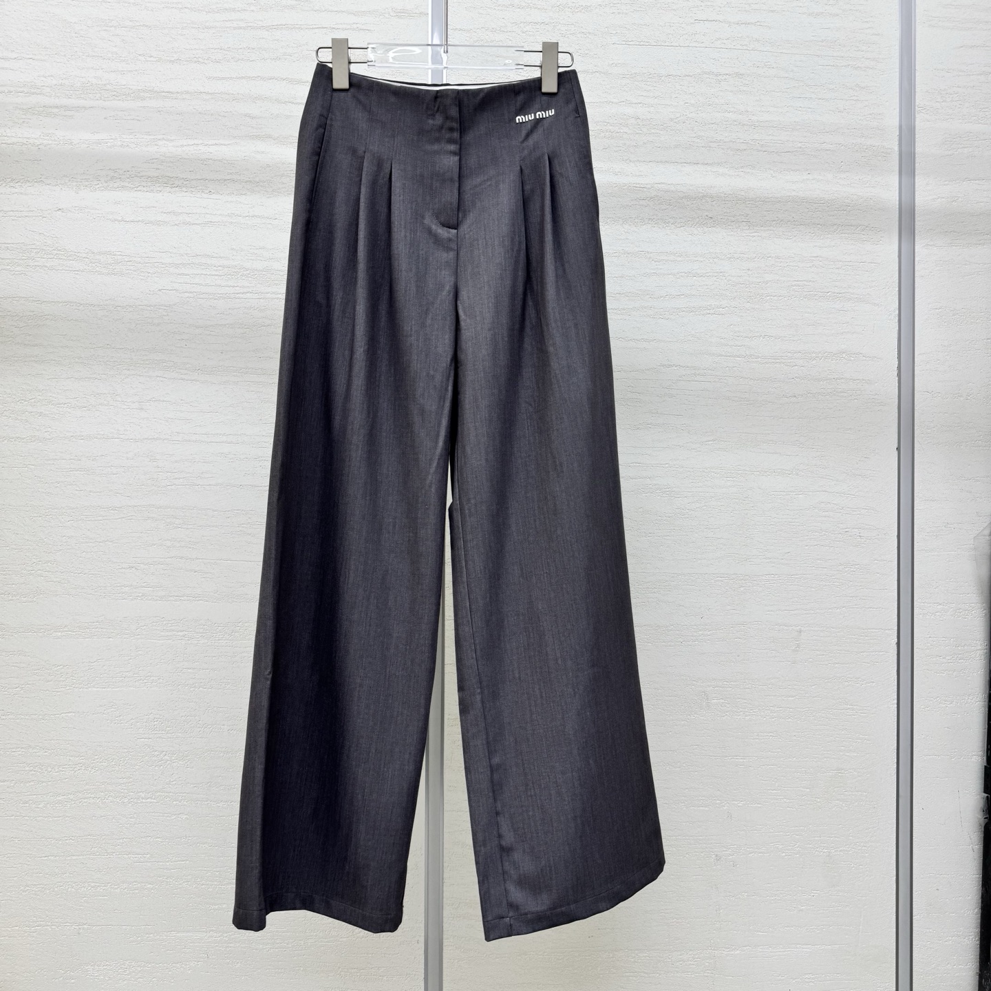NO:799319,Supports exchange Mi*25FW new autumn and winter style pleated waist casual wide-leg trousers丨Exclusively developed by yb!  High quality production!  The tone is soft and high-end, just like the mist in the winter morning. It has a cool atmosphere and can be easily adapted to various styles of tops. The hidden hidden buckle waist pleat design hides ingenuity and easily creates the waistline, releasing a relaxed and lazy feeling; the brand logo embroidery on the back waist is low-key and exquisite, showing an effortless sense of high-end. Two colors are available now, S/M/L, real shot details,,19860909支持换款 Mi*25FW秋冬新款 褶腰休闲阔腿长裤丨独家yb开发！高版出品！调柔和又高级,如同冬日清晨的薄雾,自带清冷氛围感,轻松适配各种风格的上衣.隐藏式暗扣腰部褶皱设计暗藏巧思,轻松打造腰线,释放松弛的慵懒感；后腰处的品牌标识刺绣低调又精致,都能展现毫不费力的高级感.两色 现货发售S/M/L实拍细节图,,,Women's clothing