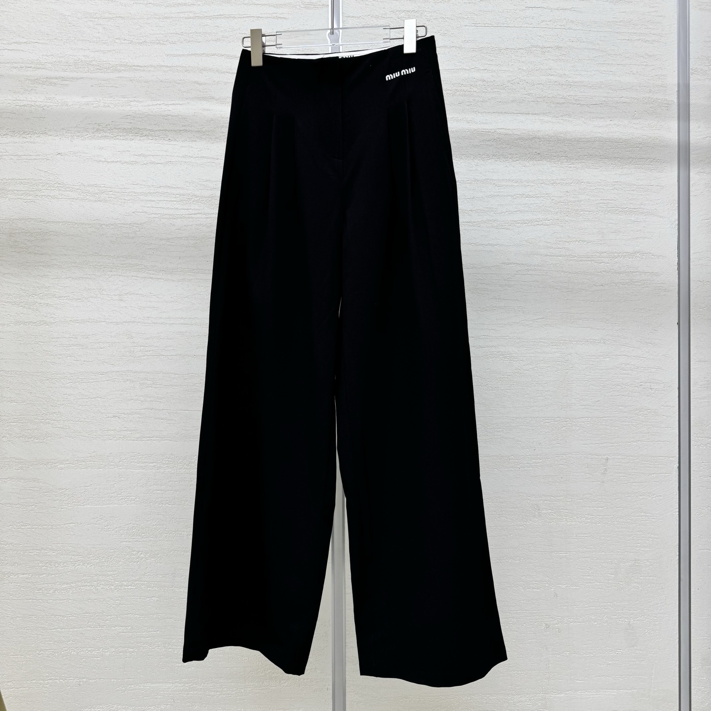 NO:799313,Support exchange Mi*25FW new autumn and winter style pleated waist casual wide-leg trousers丨exclusively developed by yb!  High quality production!  The tone is soft and high-end, just like the mist in the winter morning. It has a cool atmosphere and can be easily adapted to various styles of tops. The hidden hidden buckle waist pleat design hides ingenuity and easily creates the waistline, releasing a relaxed and lazy feeling; the brand logo embroidery on the back waist is low-key and exquisite, showing an effortless sense of high-end. Two colors are available now, S/M/L, real shot details,,19860909支持换款Mi*25FW秋冬新款 褶腰休闲阔腿长裤丨独家yb开发！高版出品！调柔和又高级,如同冬日清晨的薄雾,自带清冷氛围感,轻松适配各种风格的上衣.隐藏式暗扣腰部褶皱设计暗藏巧思,轻松打造腰线,释放松弛的慵懒感；后腰处的品牌标识刺绣低调又精致,都能展现毫不费力的高级感.两色 现货发售S/M/L实拍细节图,,,Women's clothing