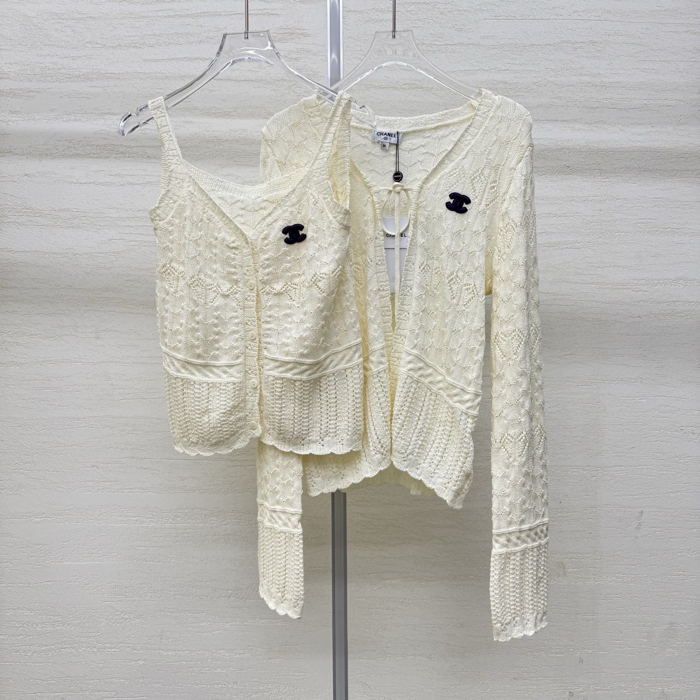 NO:799728,Supports exchange. Cha***26 new knitted cardigan two-piece set with hollow crochet texture. Breathable and textured. Cardigan + suspender two-piece set. Multi-wear. Double C embroidery embellishment. Exquisite and noble. Bell sleeves + fungus hem. Gentle and full. Spot size 363840. Real shot details.19860909支持换款 Cha***26新款针织开衫两件套镂空钩花肌理 透气又有质感 开衫+吊带两件套 一衣多穿 双C刺绣点缀 精致显贵 喇叭袖+木耳边下摆 温柔感拉满 现货发售尺码363840实拍细节图,,,Women's clothing