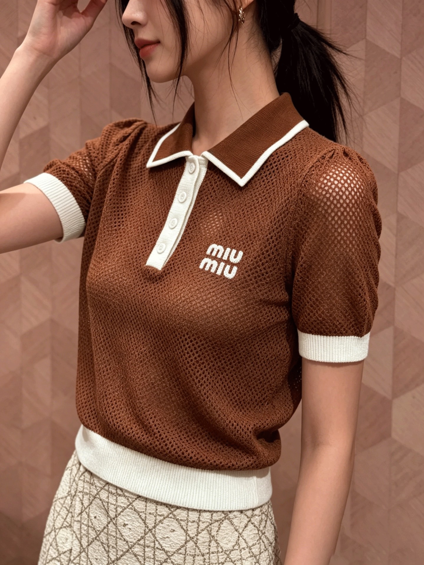 NO:799725,mi*mi*26 new knitted lapel short-sleeved hollow mesh, breathable and not stuffy, contrasting Polo collar, retro and age-reducing, letter embroidery on the chest, exquisite and full, short ribbed hem, neat and proportional, two colors, ready for sale in size 363840,, T-shirt,19860909mi*mi*26新款针织翻领短袖镂空网眼 透气不闷汗 撞色Polo领 复古减龄 胸前字母刺绣 精致感拉满 短款罗纹下摆 利落显比例两色 现货发售尺码363840,,T-shirt,,Women's clothing