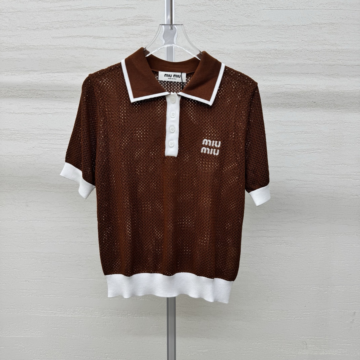 NO:799722,Supports exchange. mi*mi*26 new knitted lapel short-sleeved hollow mesh. Breathable and not stuffy. Contrast color Polo collar. Retro and age-reducing. Letter embroidery on the chest. Exquisite and full. Short ribbed hem. Clean and proportional. Two colors. Ready-made size 363840. Real shot details, T-shirt.19860909支持换款 mi*mi*26新款针织翻领短袖镂空网眼 透气不闷汗 撞色Polo领 复古减龄 胸前字母刺绣 精致感拉满 短款罗纹下摆 利落显比例两色 现货发售尺码363840实拍细节图,,T-shirt,,Women's clothing