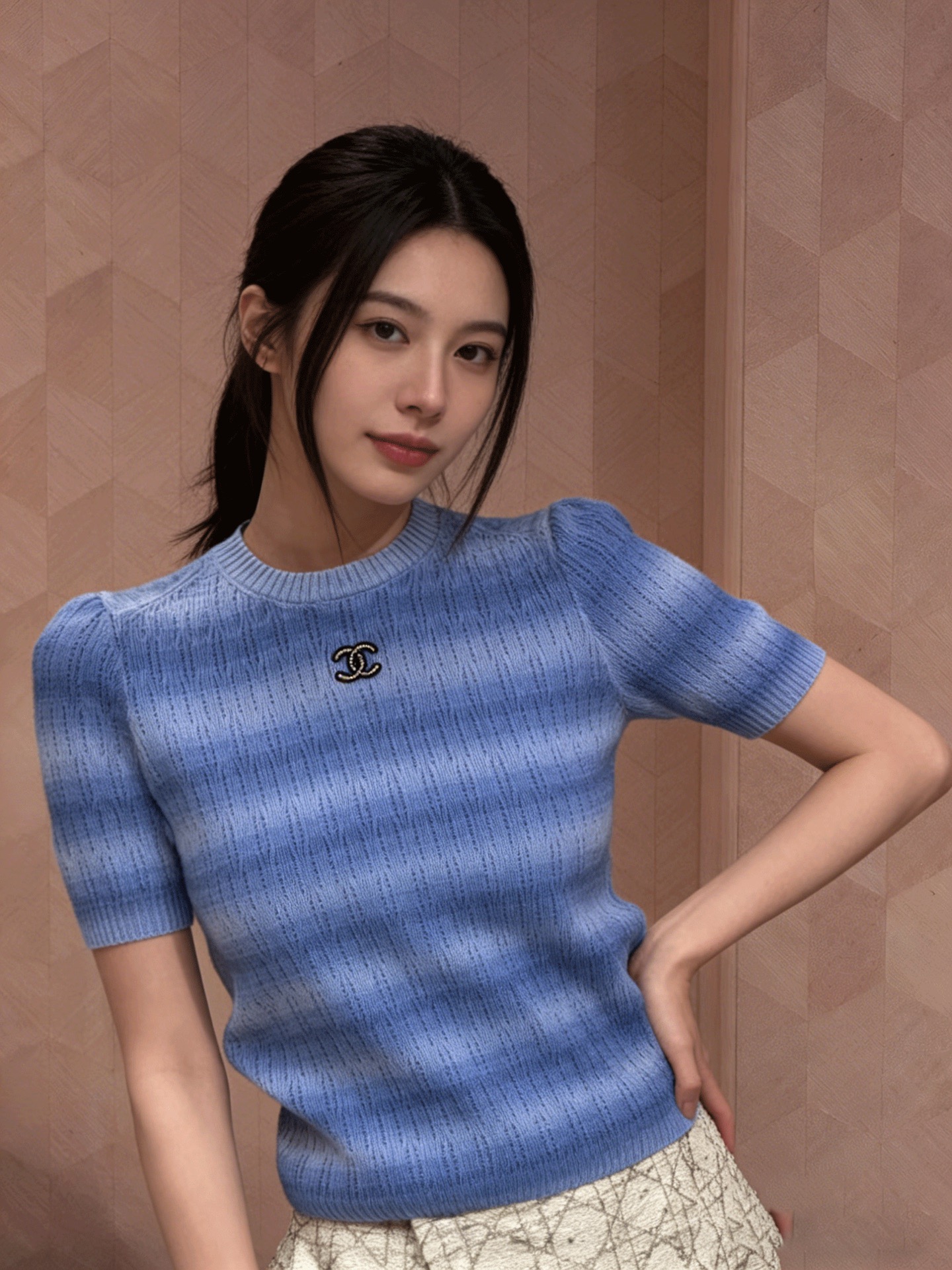 NO:799720,Chan**26 new knitted round neck short-sleeved pink, yellow and blue contrasting stripes, energetic and age-reducing, pitted hollow texture, breathable and textured, double C embroidery embellishment, low-key and advanced, slim fit, slim but not close-fitting, two colors, ready for sale in size 363840,,chanel,T-shirt,19860909Chan**26新款针织圆领短袖粉黄蓝撞色条纹 元气减龄 坑条镂空肌理 透气有质感 双C刺绣点缀 低调高级 修身版型 显瘦不贴身两色 现货发售尺码363840,,chanel,T-shirt,,Women's clothing