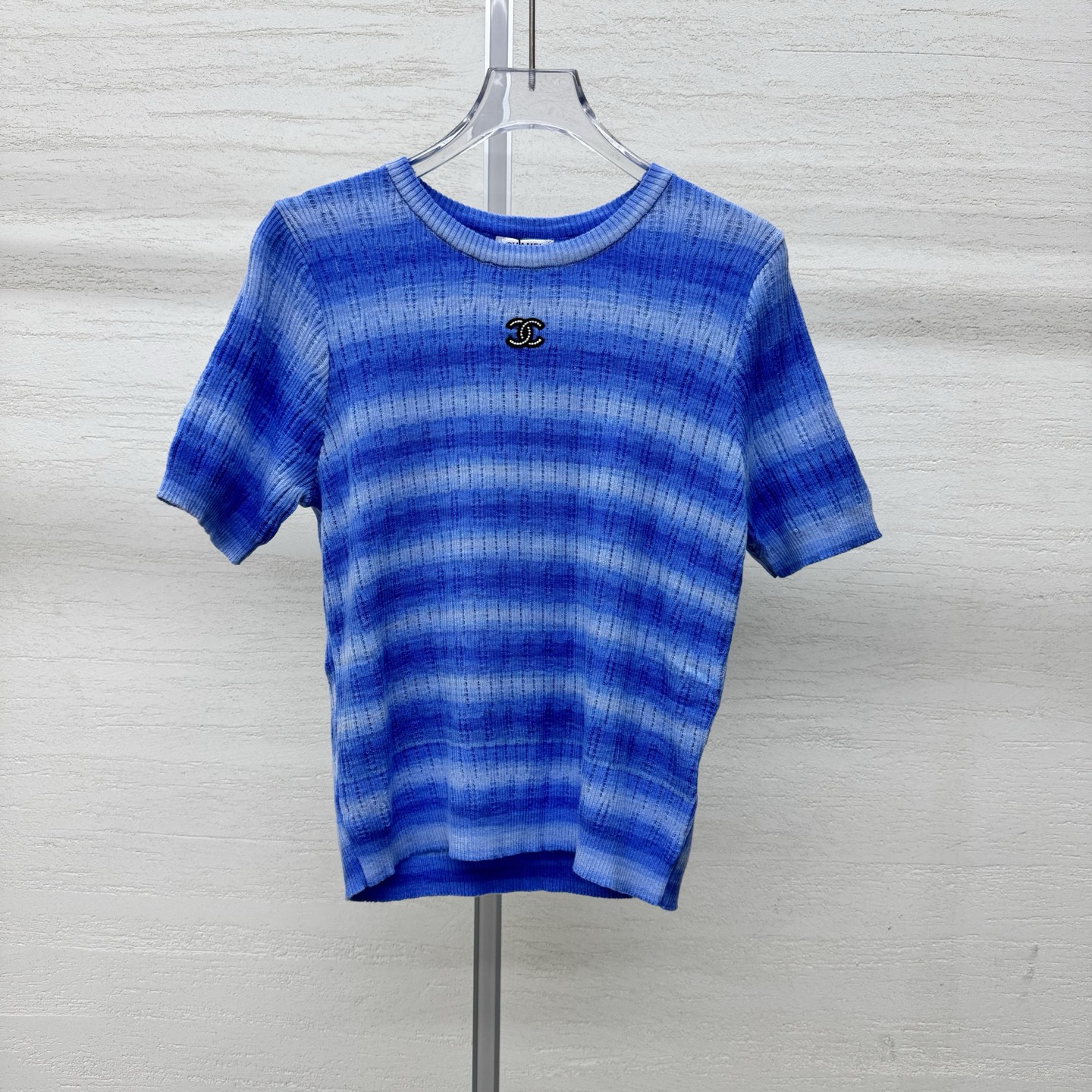 NO:799739,Supports exchange Chan**26 new knitted round neck short sleeve pink, yellow and blue contrasting stripes, vitality and age reduction, pitted hollow texture, breathable and textured, double C embroidery embellishment, low-key and advanced, slim fit, slimming but not close-fitting, two colors, ready for sale in size 363840, real shot details,, chanel, T-shirt,19860909支持换款 Chan**26新款针织圆领短袖粉黄蓝撞色条纹 元气减龄 坑条镂空肌理 透气有质感 双C刺绣点缀 低调高级 修身版型 显瘦不贴身两色 现货发售尺码363840实拍细节图,,chanel,T-shirt,,Women's clothing