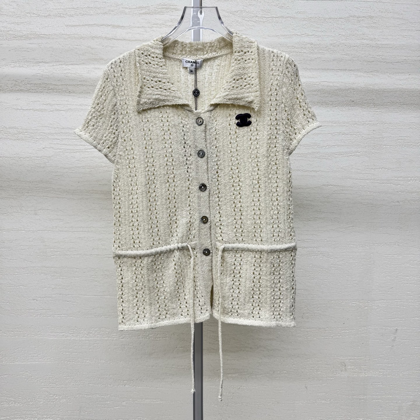 NO:800311,Support Chan**26 new style knitted lapel short-sleeved vertical striped hollow knitted texture. Breathable and not stuffy. Retro Polo lapel neat and energetic. Waist drawstring design. Free waist slimming. Double logo embellishment. Exquisite atmosphere. Spot sale size 363840 real shot details, chanel, T-shirt,19860909支持换款Chan**26新款针织翻领短袖竖条镂空针织肌理 透气不闷汗 复古Polo翻领 利落显精神 腰间抽绳设计 自由收腰显瘦 双Clogo点缀 精致氛围感拉满 现货发售尺码363840实拍细节图,,chanel,T-shirt,,Women's clothing