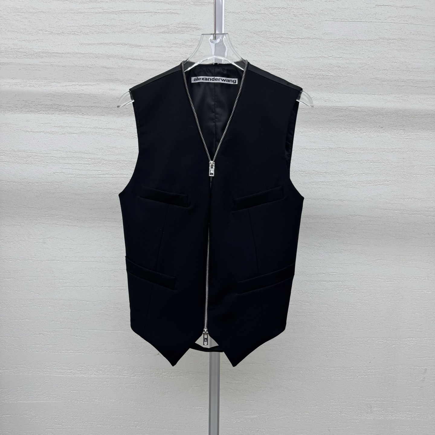 NO:801832,The waistcoat supports the replacement of alexanderwa* Alexander Wang's zipper style tailored waistcoat top, customized zipper, versatile and versatile, the same series will be released, large goods SML real shot details,, alexander wang,19860909马甲支持换款alexanderwa*亚历山大王女士拉链款精裁马甲上衣,定制拉链,万能百搭,同系列都会出,大货SML实拍细节图,,alexander wang,,Women's clothing