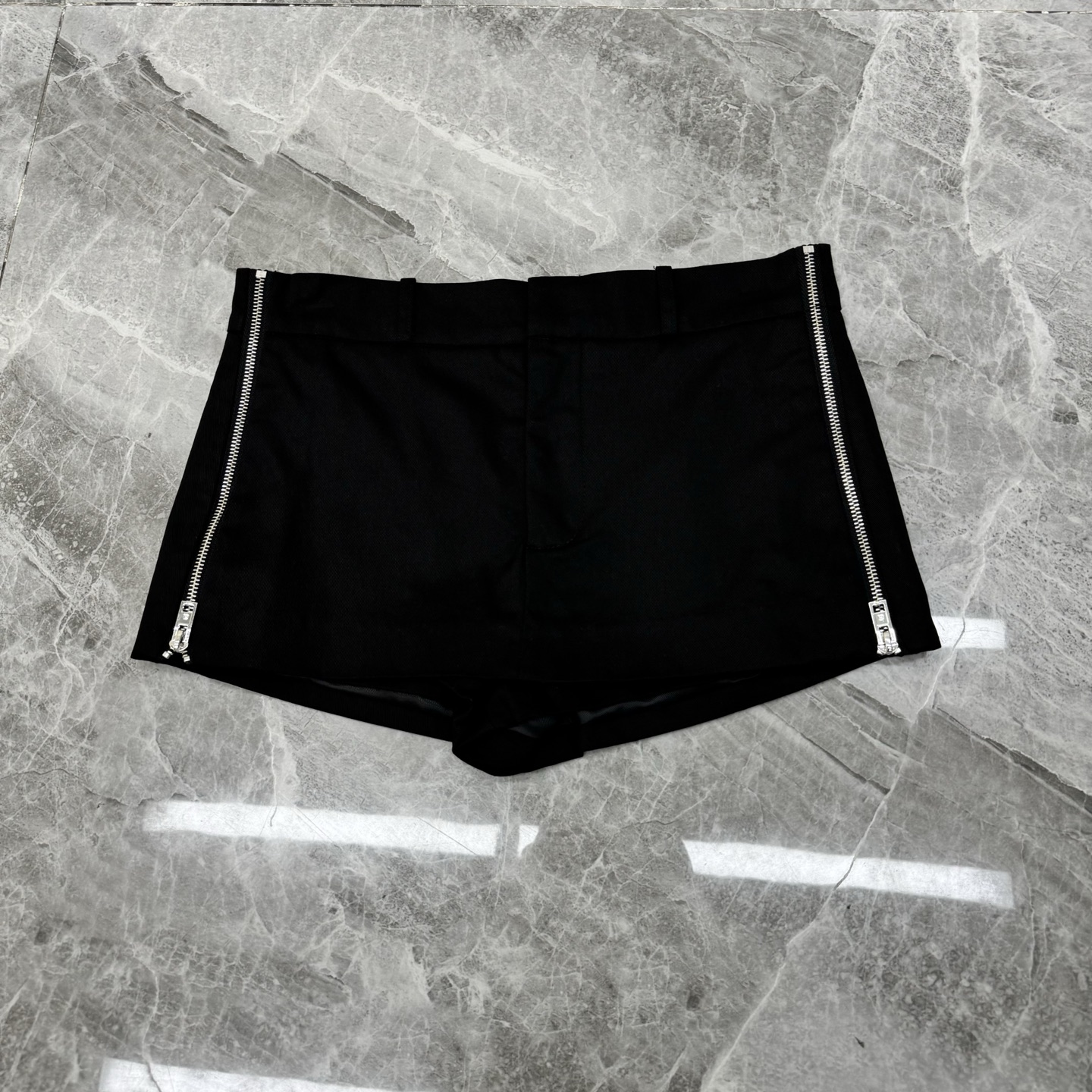 NO:801836,The shorts support the replacement of the popular alexanderwan ** Alexander Wang's side zipper culottes and short skirts are shipped, how to wear the shorts with a skirt, the model's vest, we also have the trousers in the later series, reserved models, large goods SML real shot details,, alexander wang, skirts, shorts,19860909短裤支持换款爆款alexanderwan**亚历山大王女侧边拉链裤裙短裙出货,半裙的视感短裤的穿法,模特上身马甲咱家也有出哟,后期系列长裤也有的,自留款,大货SML实拍细节图,,alexander wang,skirts,shorts,,Women's clothing