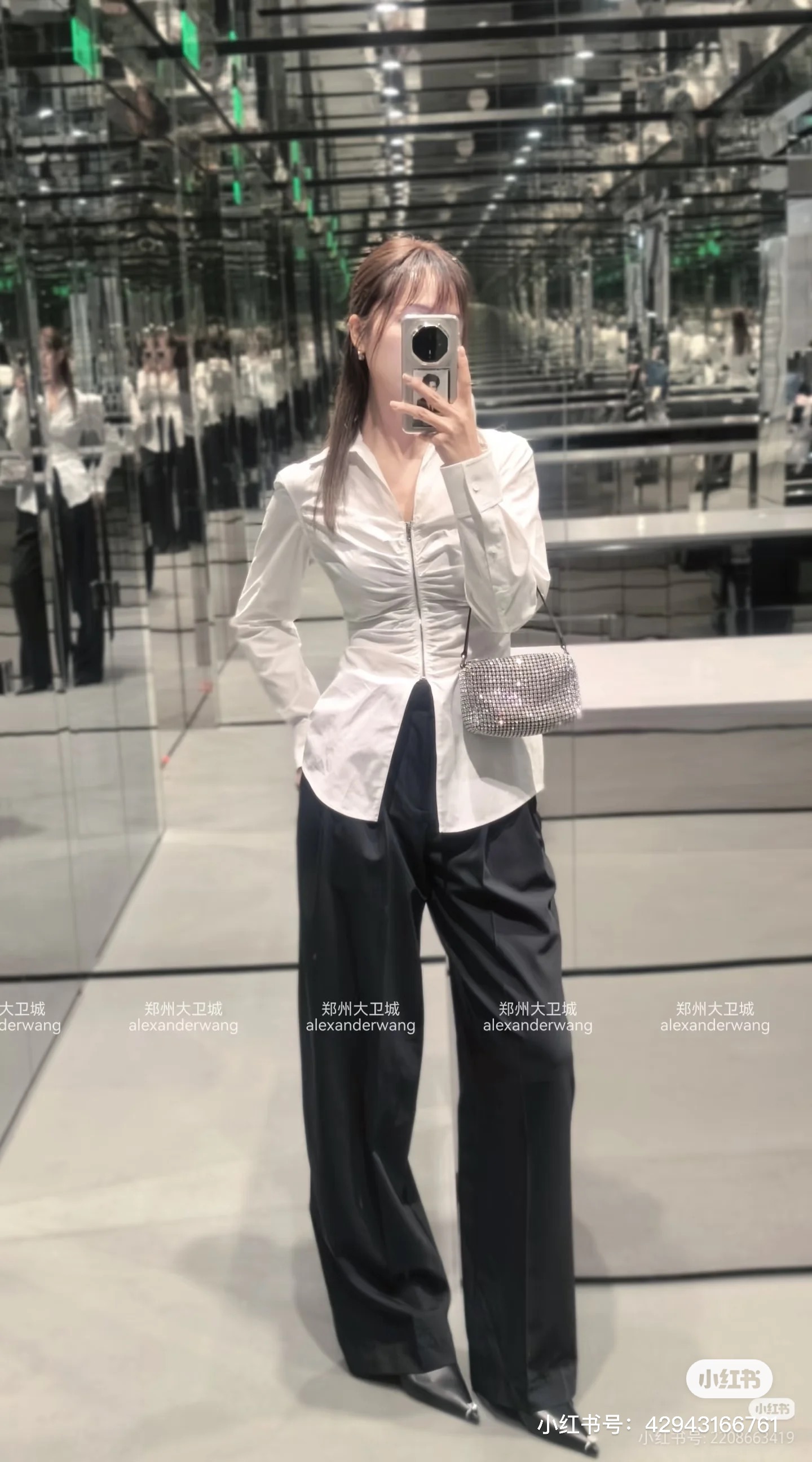 NO:801842,Alexander Wa* women's trousers with zipper details are shipped. We have model tops and vests and shirts at home. They are sold out. The upper body is so beautiful. Customers always take one set. Big product SML.19860909长裤Alexander Wa*女士拉链细节长裤出货,模特上身马甲衬衣咱家都有,卖爆了,上身超好看哦,客户都是一套拿,大货SML,,,Women's clothing